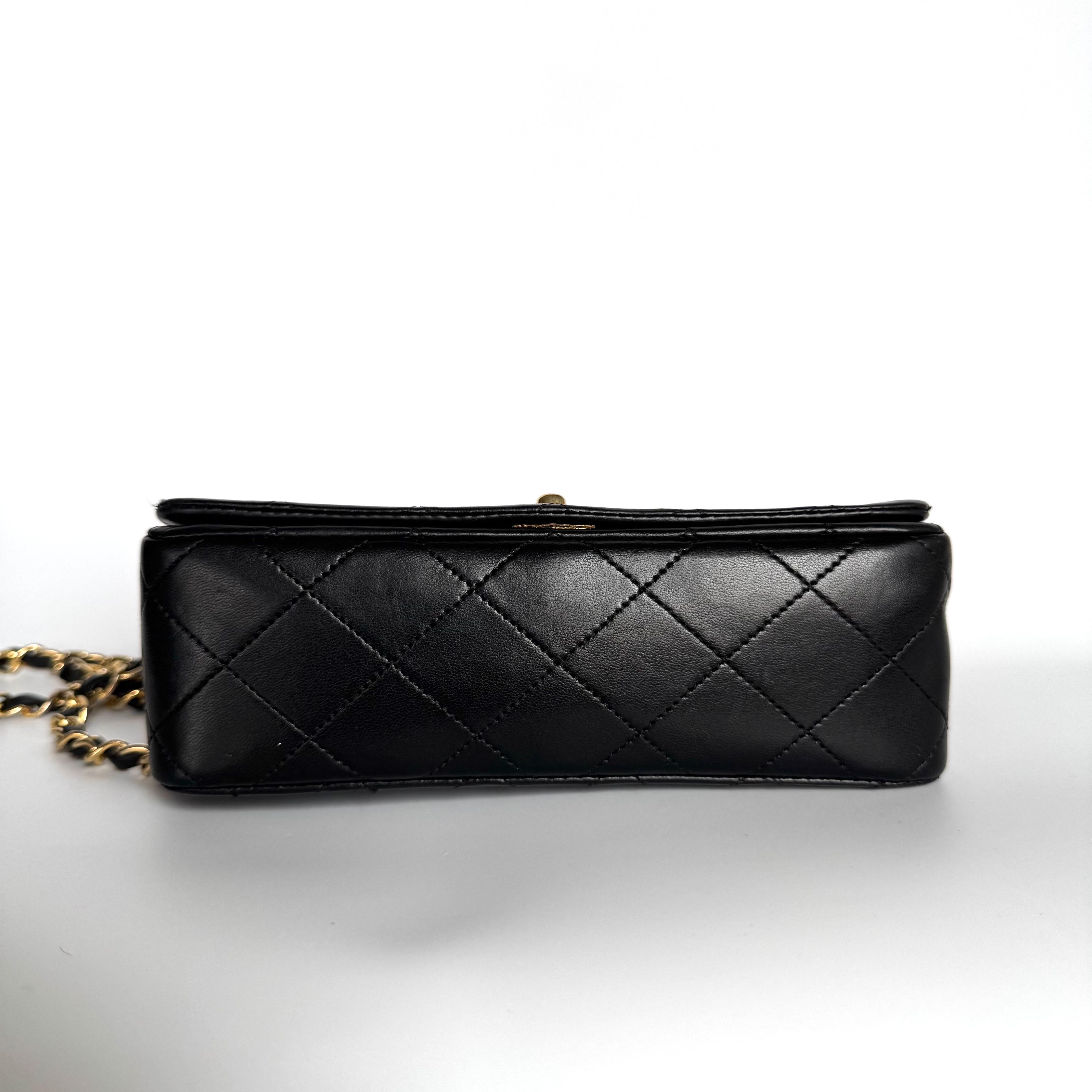 Chanel Classic Flap Mini Vintage 1989-1991 Schwarzes Lammfell-Leder mit 24k Gold im Zustand „Gut“ im Angebot in AUBERVILLIERS, FR
