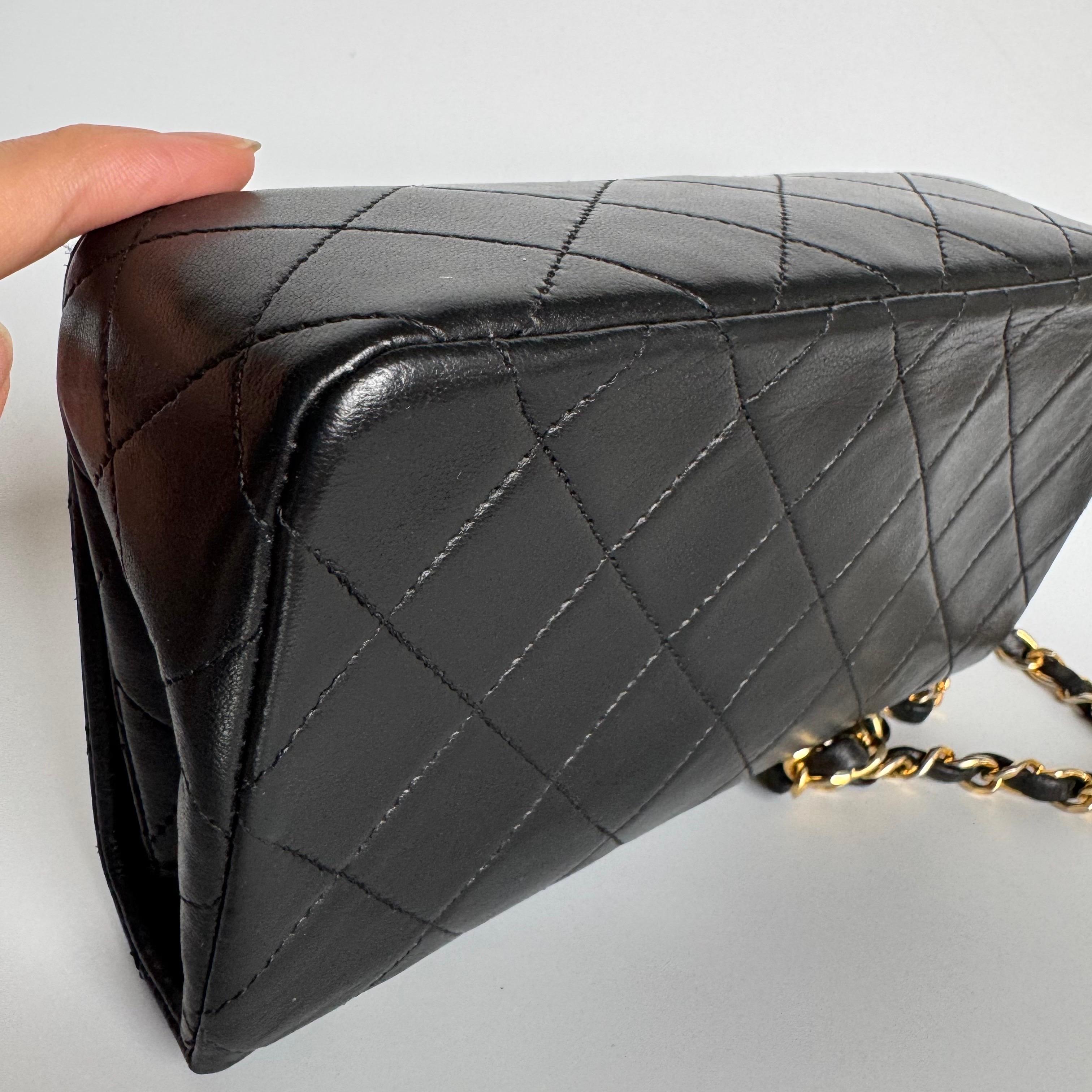 Chanel Classic Flap Mini Vintage 1989-1991 Schwarzes Lammfell-Leder mit 24k Gold im Angebot 3