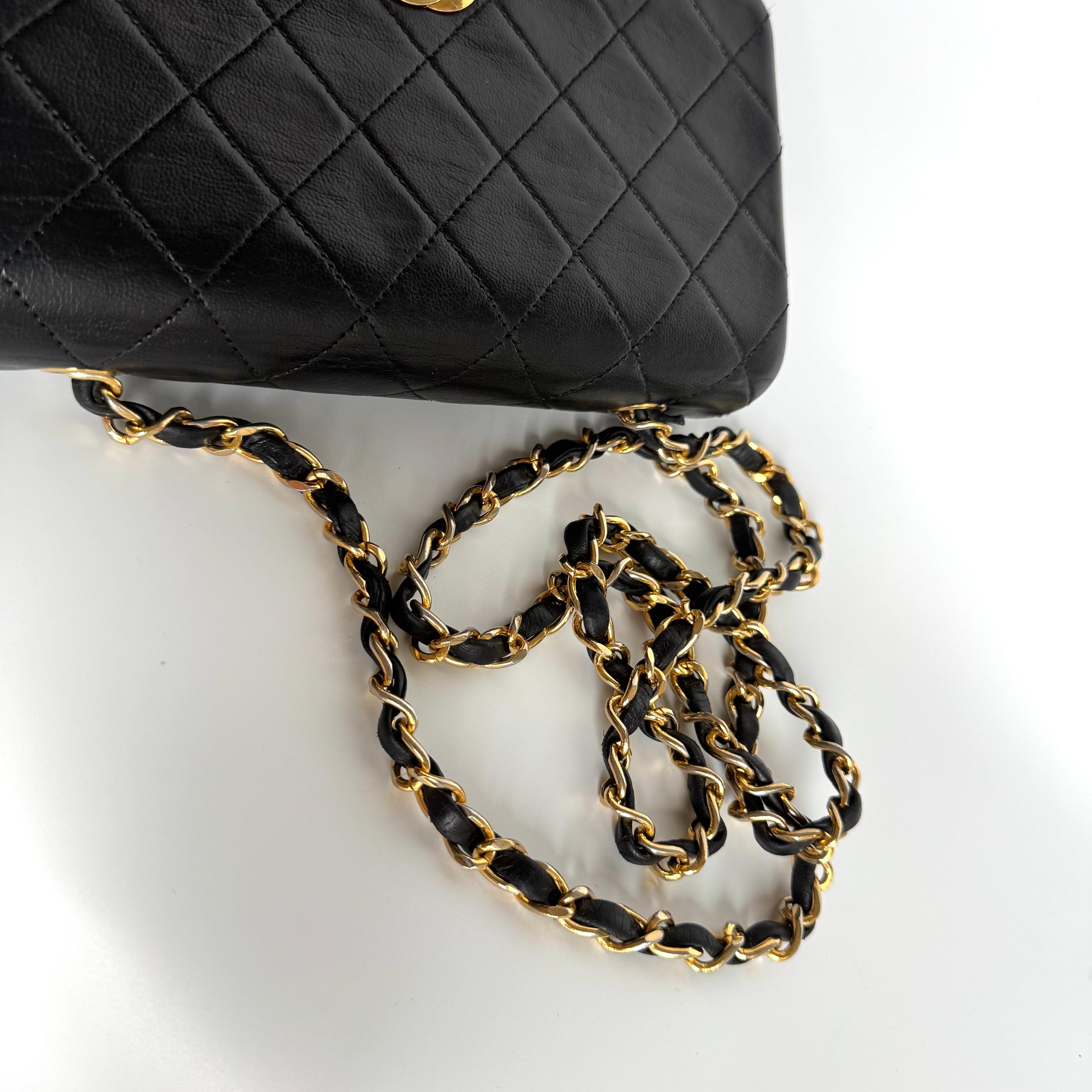 Chanel Classic Flap Mini Vintage 1989-1991 Schwarzes Lammfell-Leder mit 24k Gold im Angebot 4