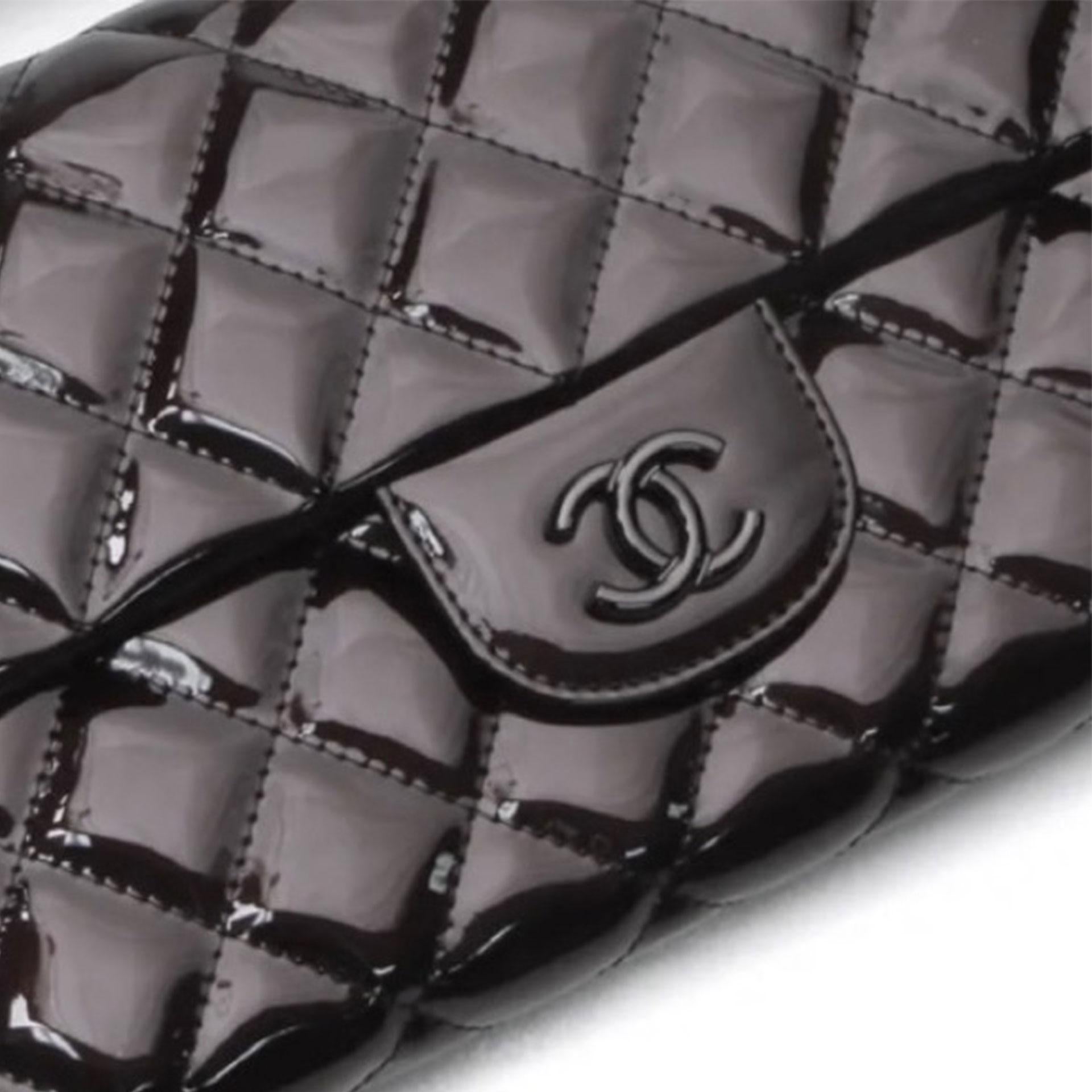 Chanel Classic Flap Patent Schwarzer Rahmen Clutch für Damen oder Herren im Angebot