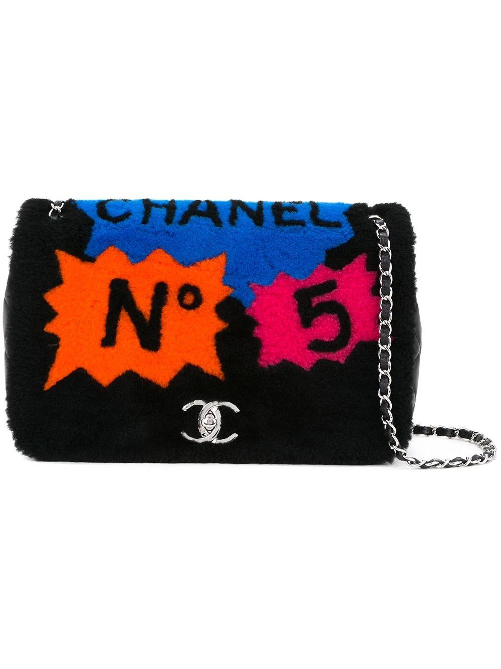 Chanel Pop Art No. 5 Bildunterschrift Comic Shearling & Lammfell Klappentasche

- Herbst 2014 Laufsteg-Kollektion
- Collector Limited Edition Tasche 
- Schwarze Tasche mit klassischer Klappe aus Lammfell und Shearling-Leder 
- Buntes