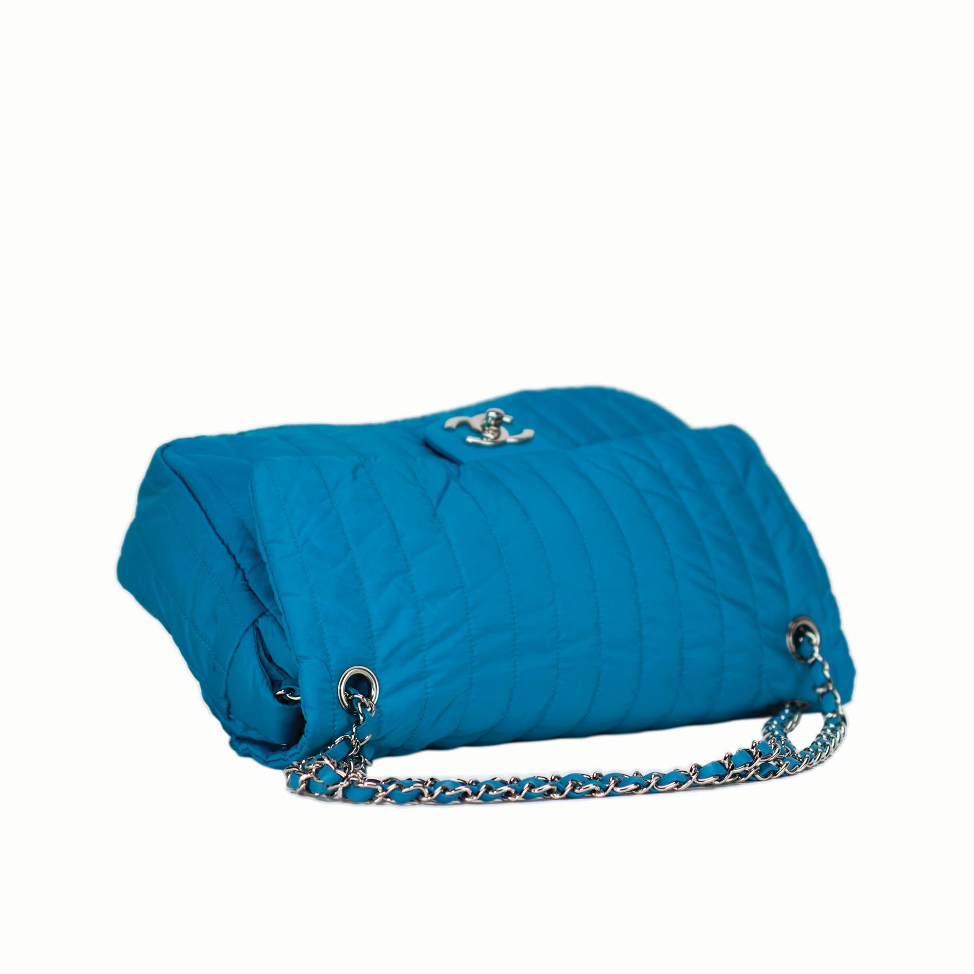 Bleu Chanel - Sac à bandoulière classique à rabat matelassé en nylon bleu acqua et microfibre en vente