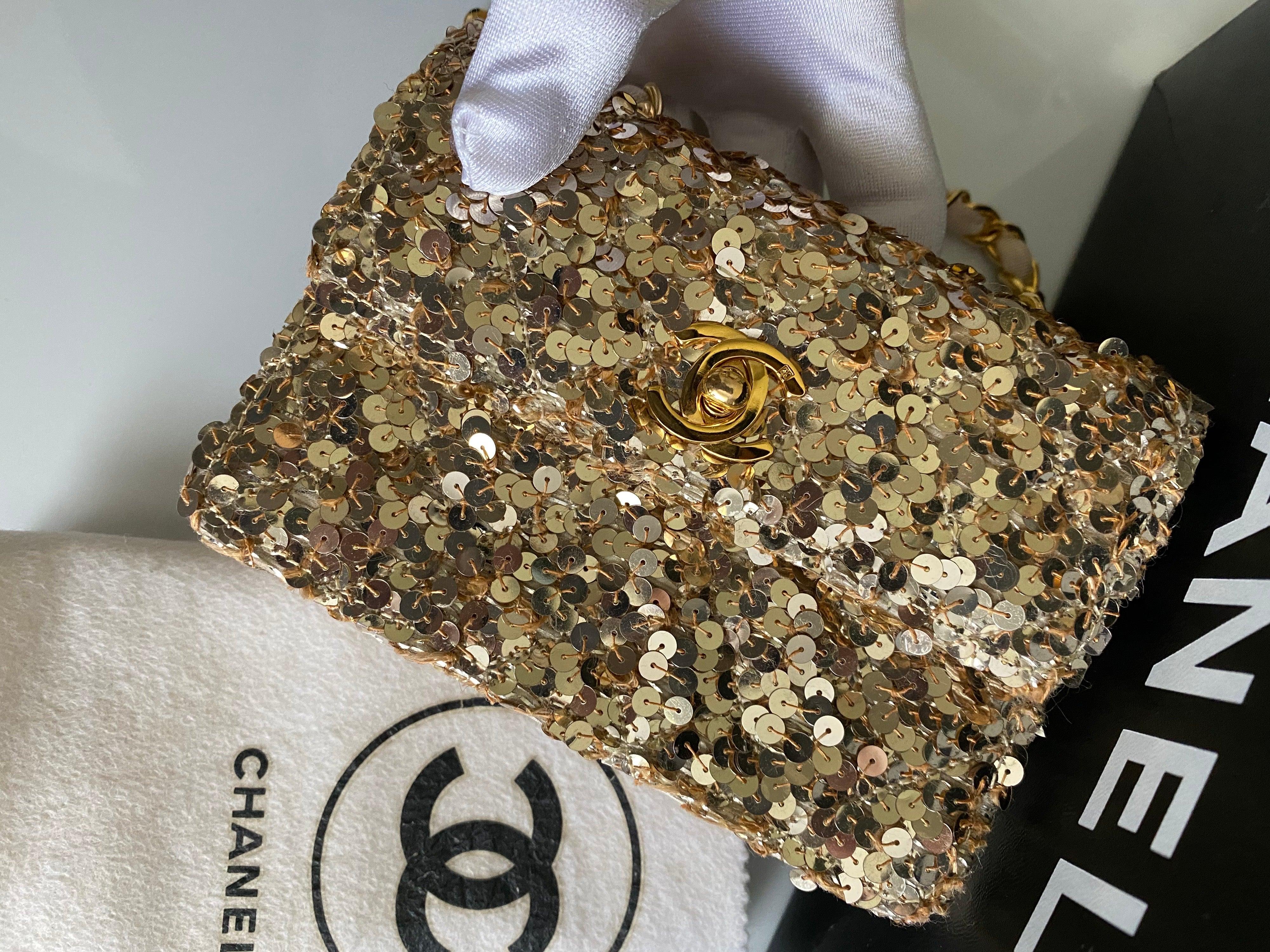 Chanel Classic Flap Rare Micro Mini Vintage Gold Sequin & Microfiber Bag en vente 2