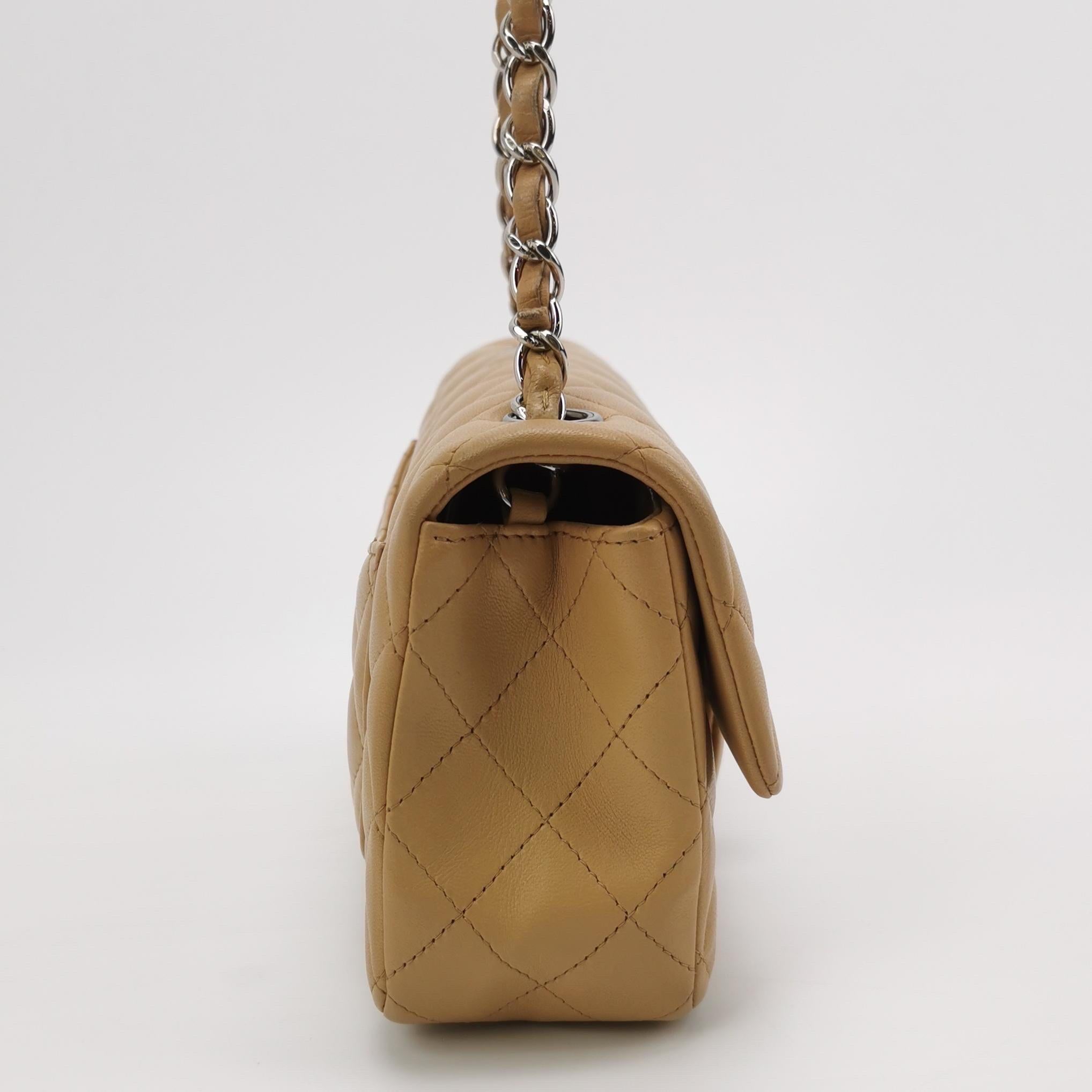 Chanel Classic Flap rectangulaire Mini Beige Lambskin Silver Hardware 2018 Excellent état - En vente à AUBERVILLIERS, FR