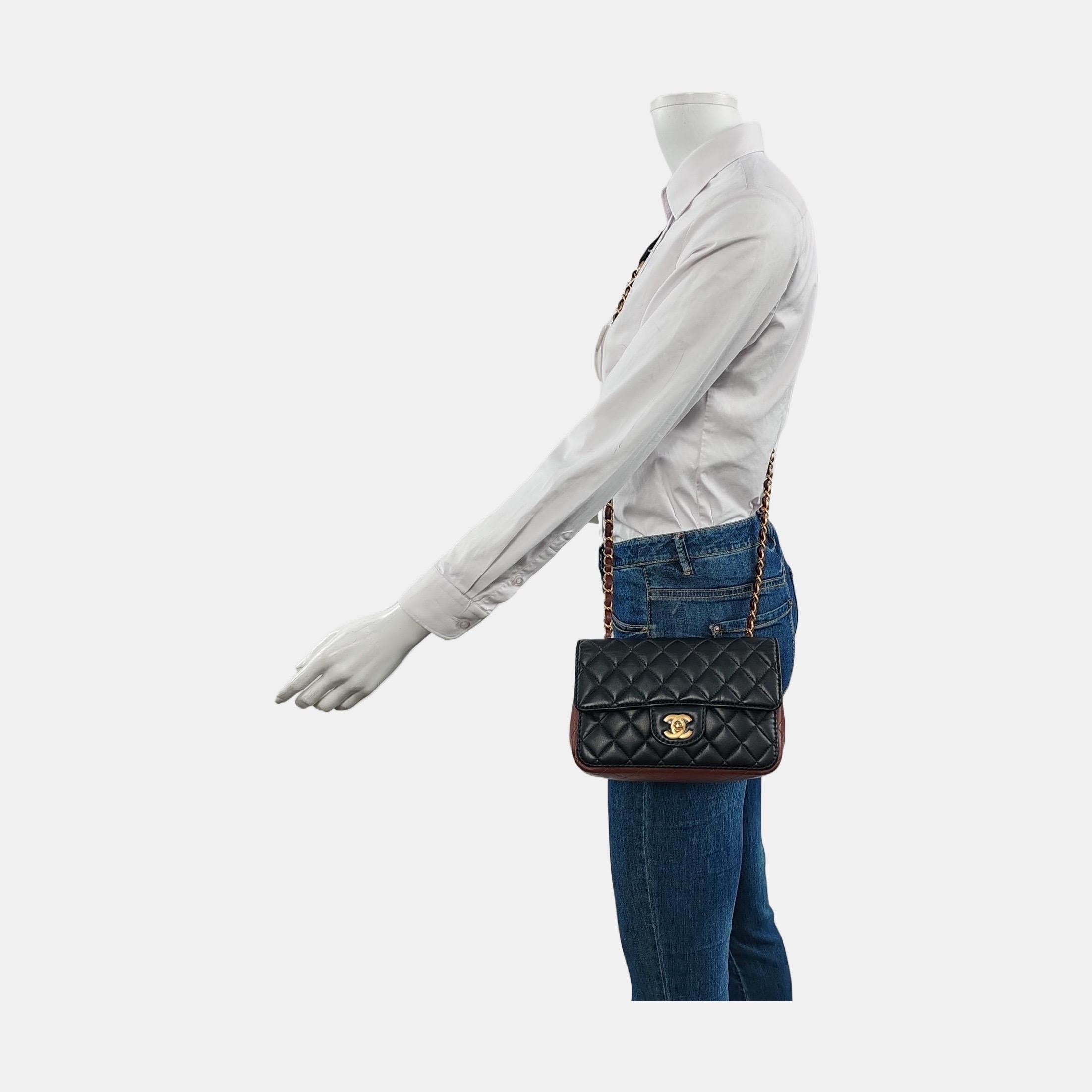 ESTADO: EXCELENTE

Este bolso Chanel auténtico está en muy buen estado. La piel muestra algunas líneas de pliegue donde se dobla la solapa, y el dibujo granulado de las esquinas se ha suavizado un poco debido al uso. Arañazos en los herrajes y en el