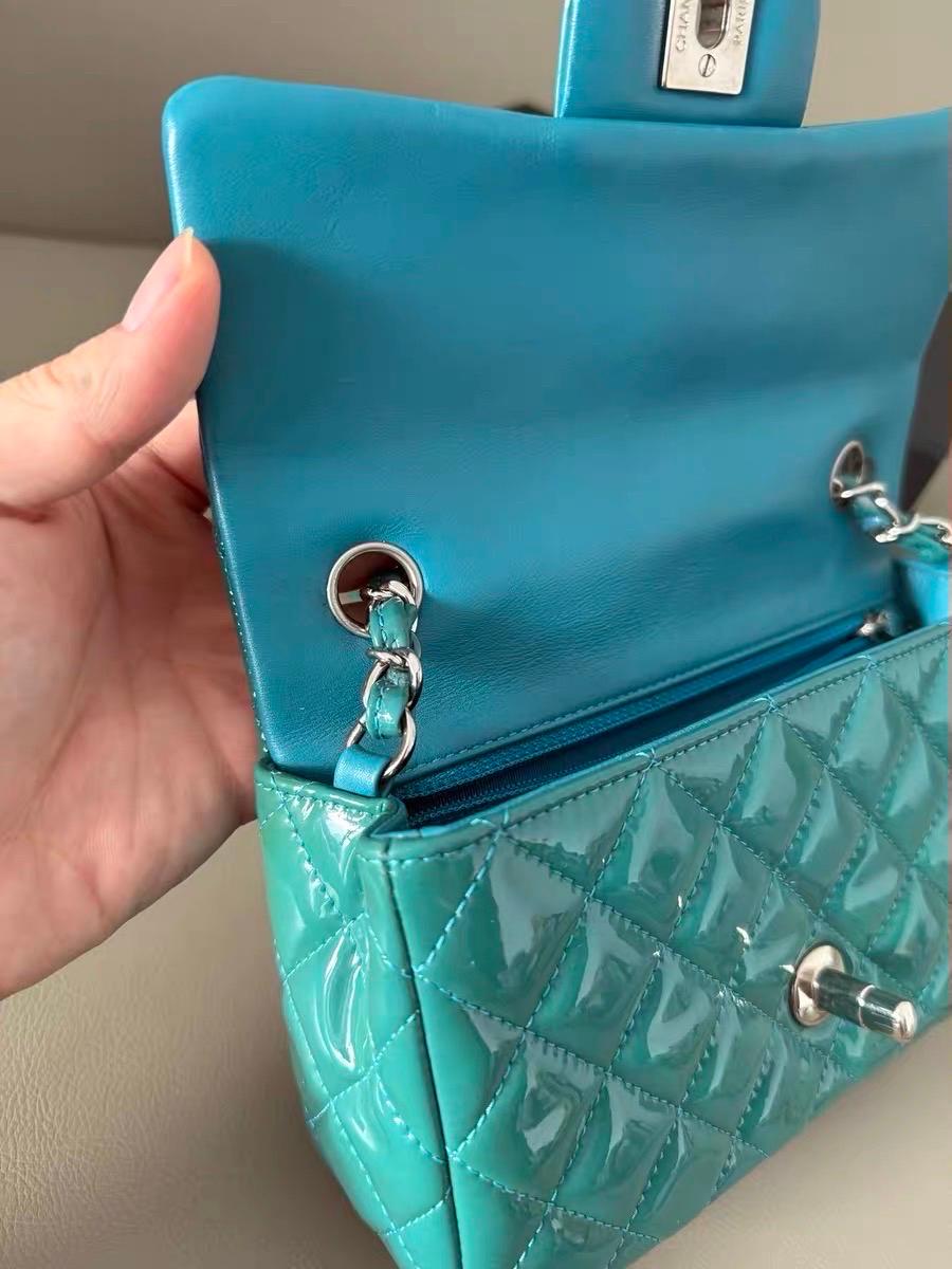 Chanel Classic Flap Rectangular Mini Blue Patent Leather Silver Hardware en vente 7