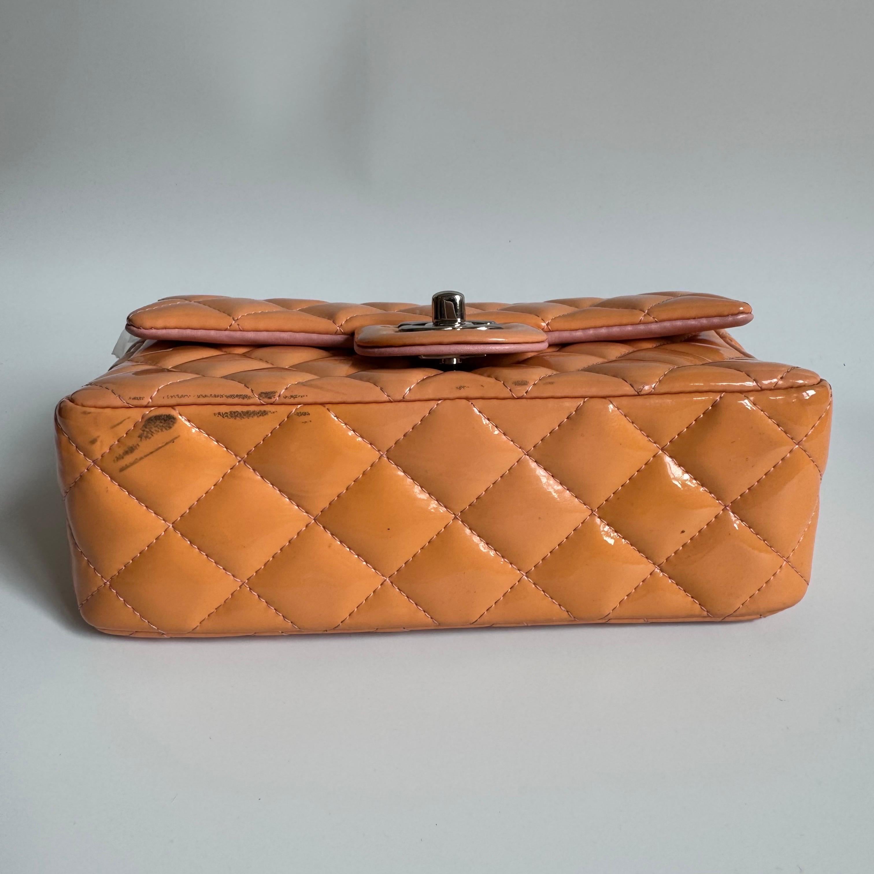 Aggiungi un tocco di luminosità al tuo guardaroba estivo con questa classica patta di Chanel, caratterizzata da un'allegra brillantezza grazie alla vernice arancione.

CONDIZIONI: BUONE

Questo articolo usato e posseduto in precedenza è in buone