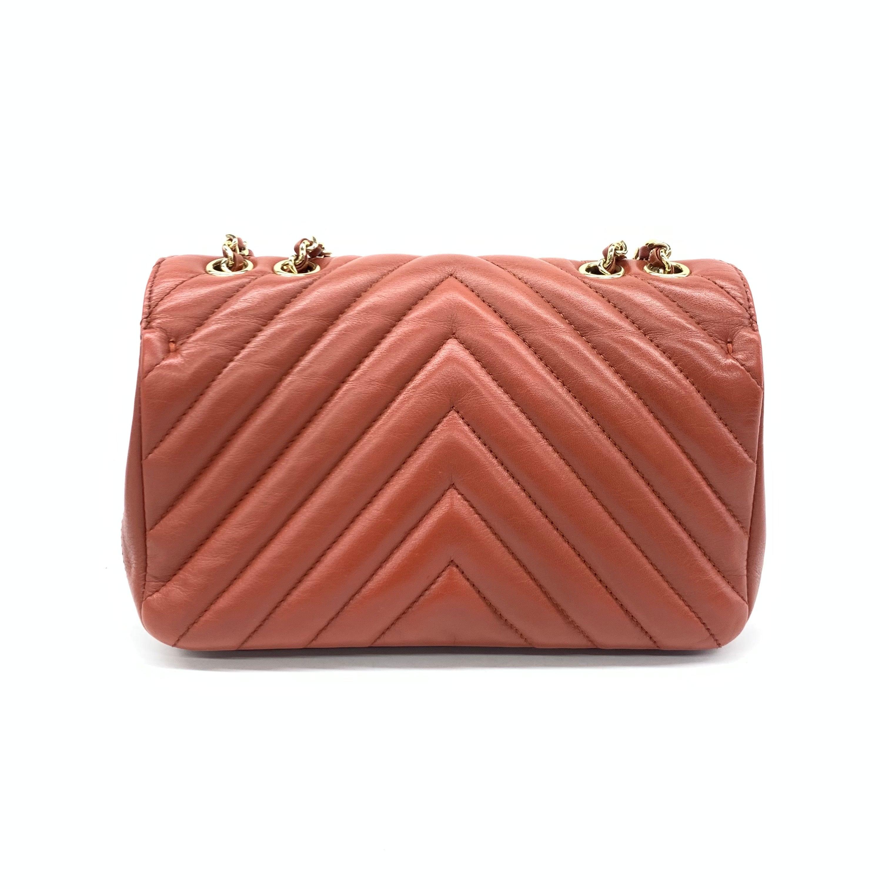 Chanel Classic Flap Rectangular Mini Crossbody Bag Chevron Quilted Calfskin Leather Red
These are professional photos of the actual bag offered by Luxbags.
Crafted from high quality calfskin leather in classic black color, accented with gold-tone