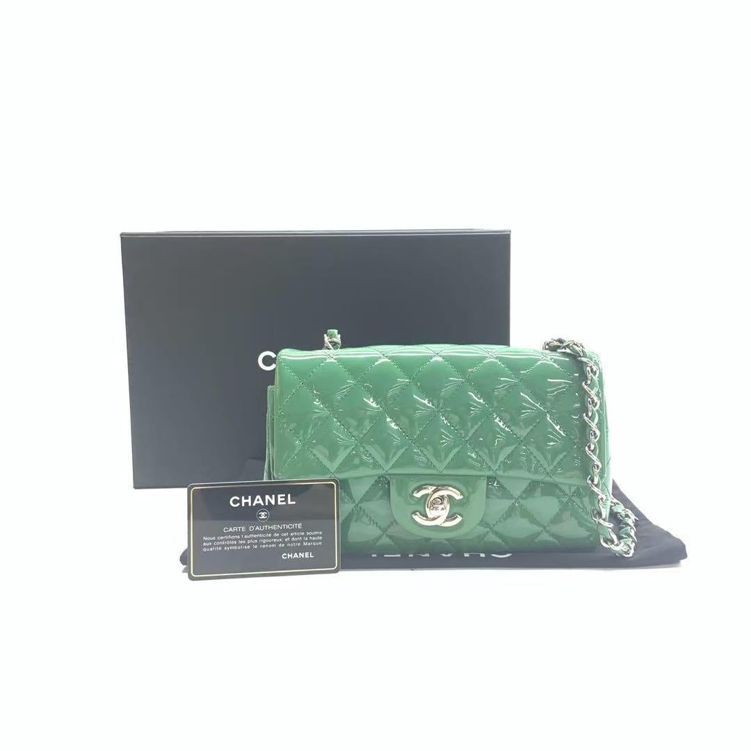 Apportez une touche de luminosité à votre garde-robe estivale avec ce classique à rabat de Chanel, qui arbore un éclat joyeux avec son cuir verni vert.

ÉTAT : TRÈS BON

Cet article précédemment possédé et utilisé est en bon état avec quelques