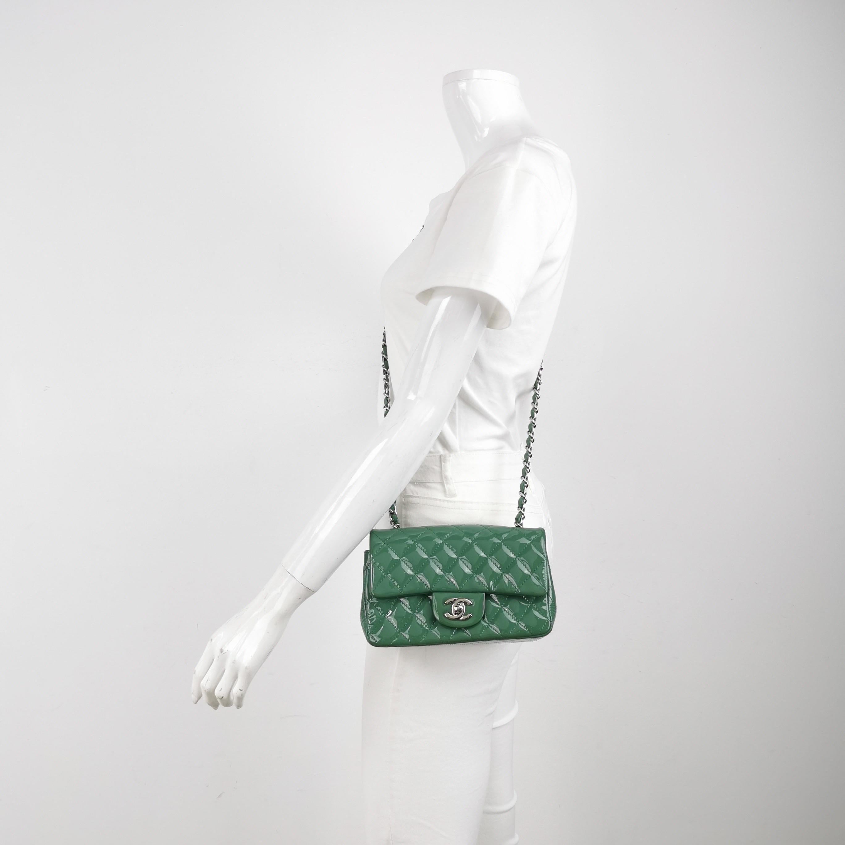Aggiungi un tocco di luminosità al tuo guardaroba estivo con questa classica patta di Chanel, caratterizzata da un'allegra brillantezza grazie alla vernice verde.

CONDIZIONE: MOLTO DIO

Questo articolo usato e posseduto in precedenza è in buone