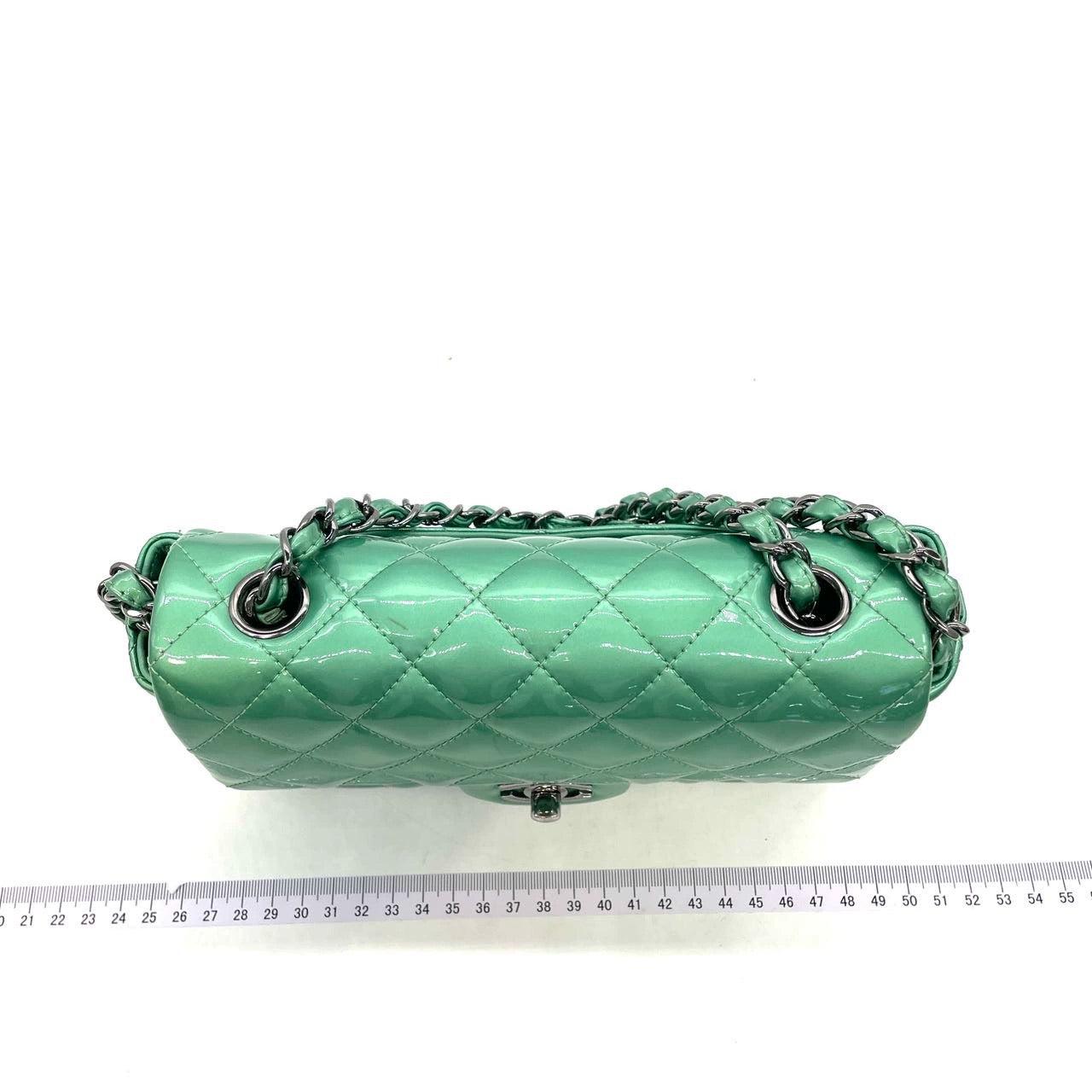 Chanel Classic Flap Rectangular Mini Green Patent Leather Silver HW In Excellent Condition In AUBERVILLIERS, FR