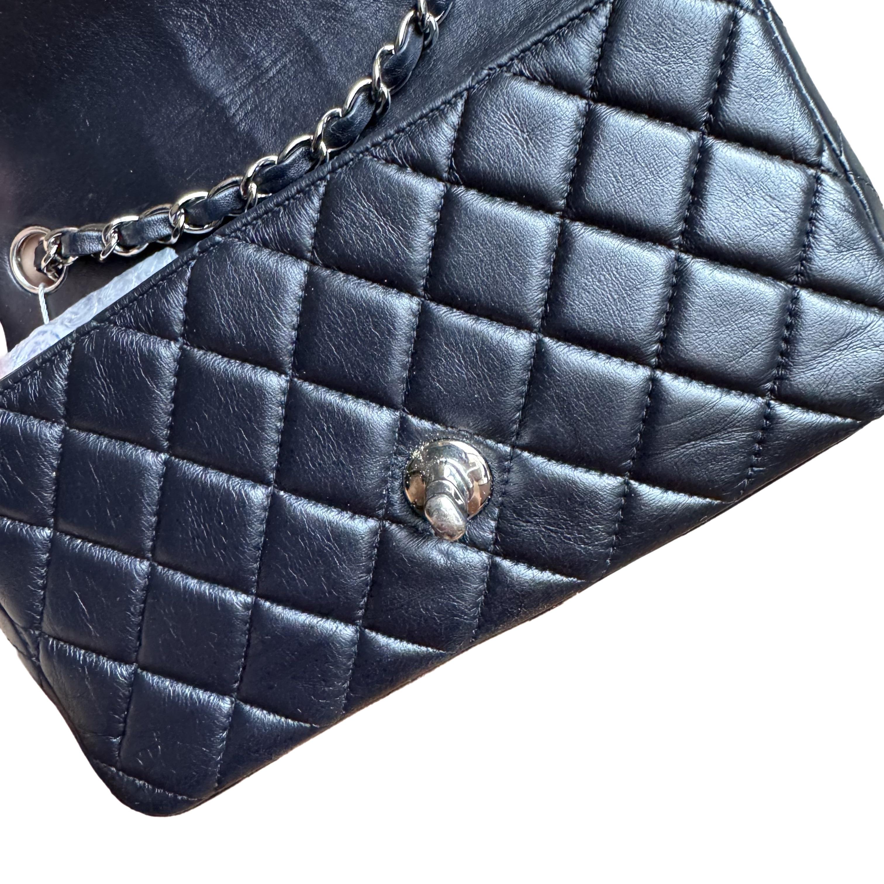 Chanel Classic Flap rectangulaire Mini Midnight Navy en cuir d'agneau 2012 en vente 9