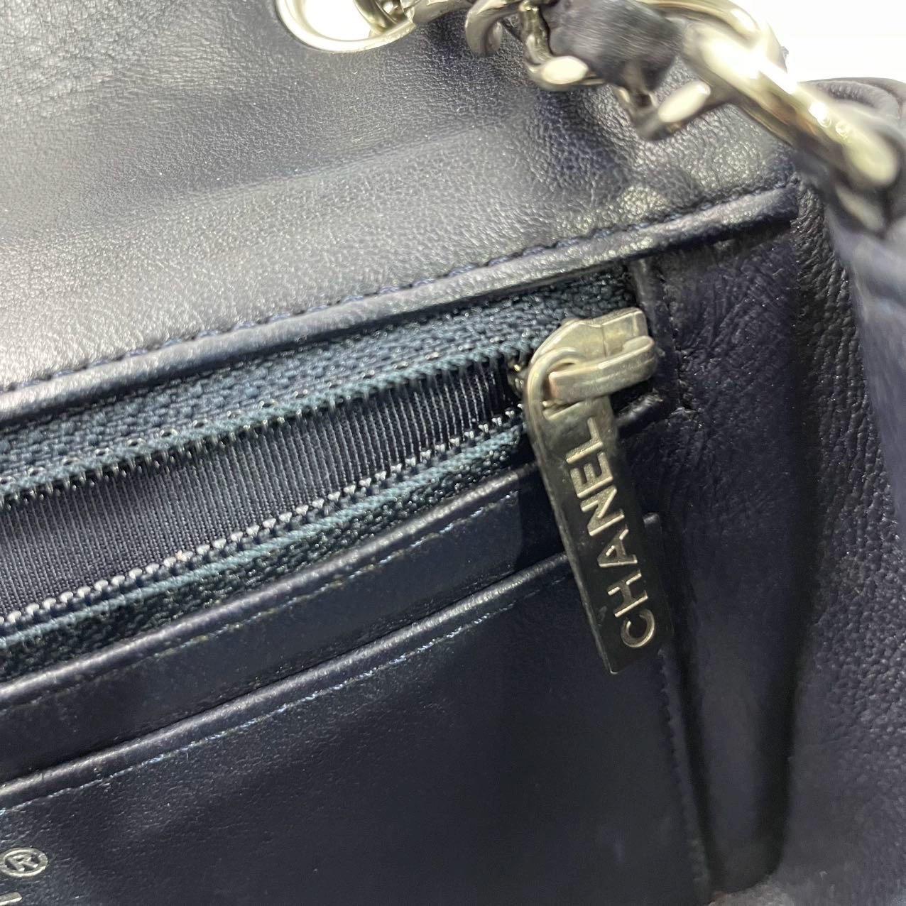Chanel Classic Flap rectangulaire Mini Midnight Navy en cuir d'agneau 2012 en vente 12
