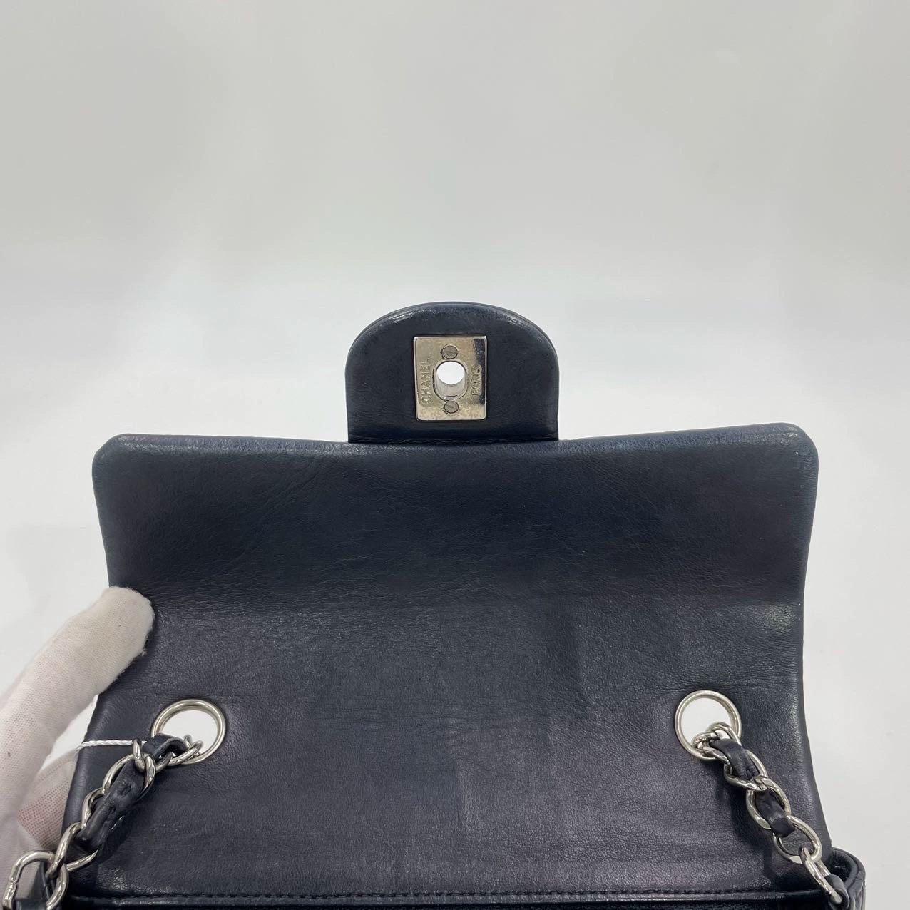 Chanel Classic Flap rectangulaire Mini Midnight Navy en cuir d'agneau 2012 en vente 13