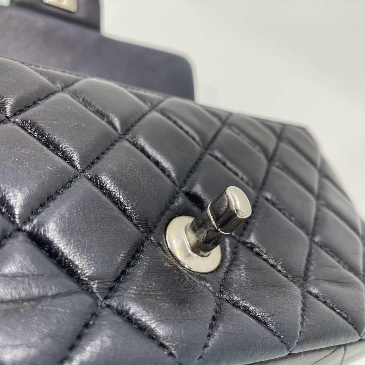 Chanel Classic Flap rectangulaire Mini Midnight Navy en cuir d'agneau 2012 en vente 15