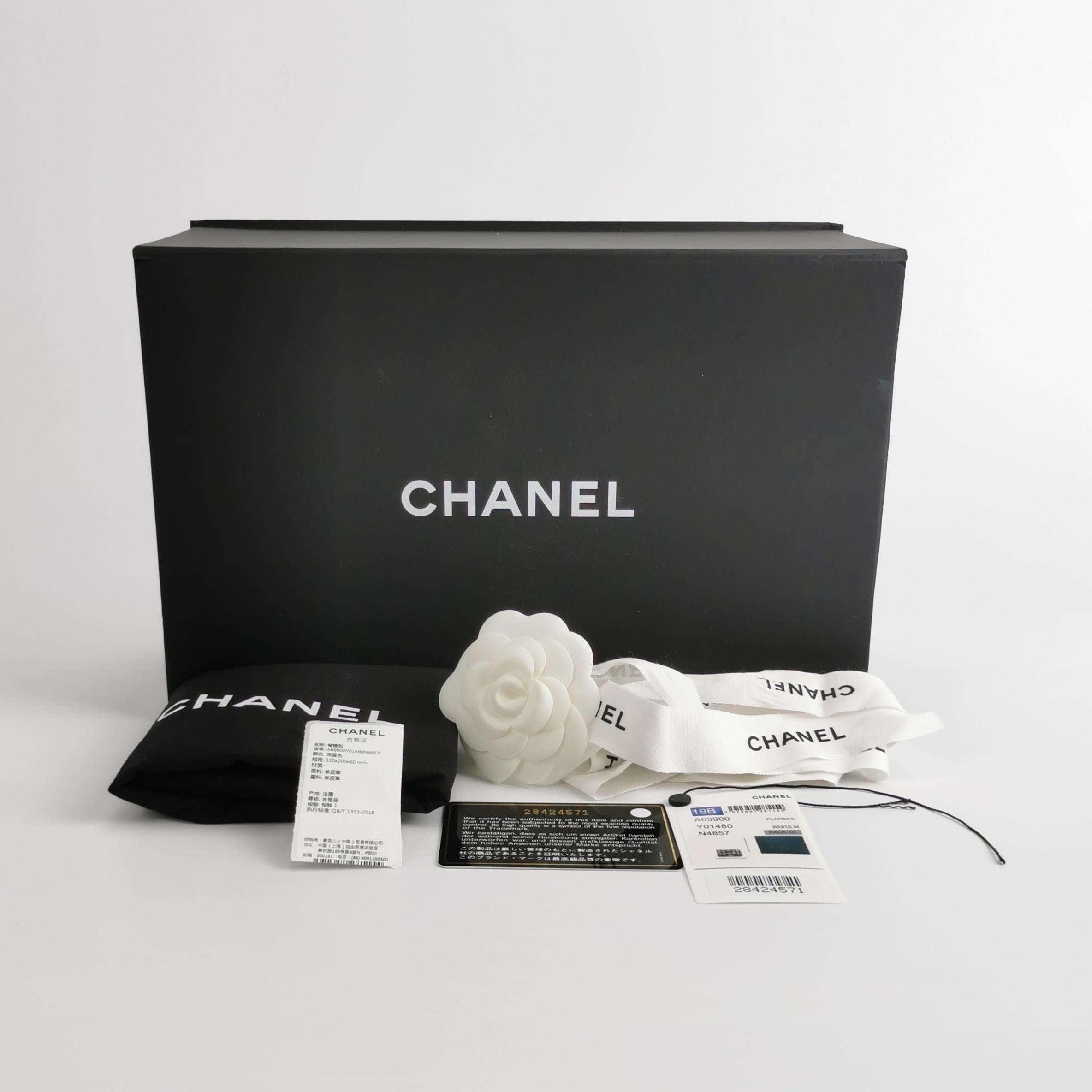 Chanel Classic Flap Rectangular Mini Navy Lambskin, 2019 en vente 5