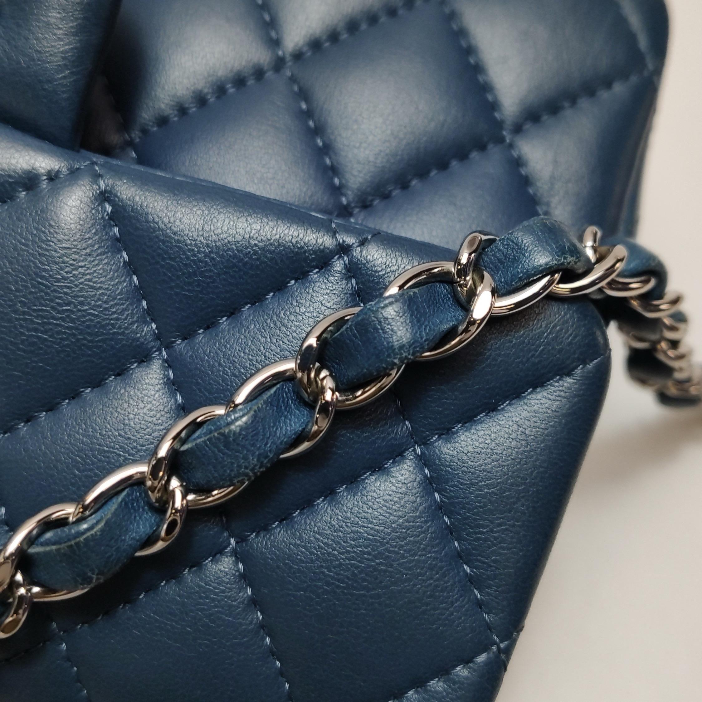 Chanel Classic Flap Rectangular Mini Navy Lambskin, 2019 en vente 7