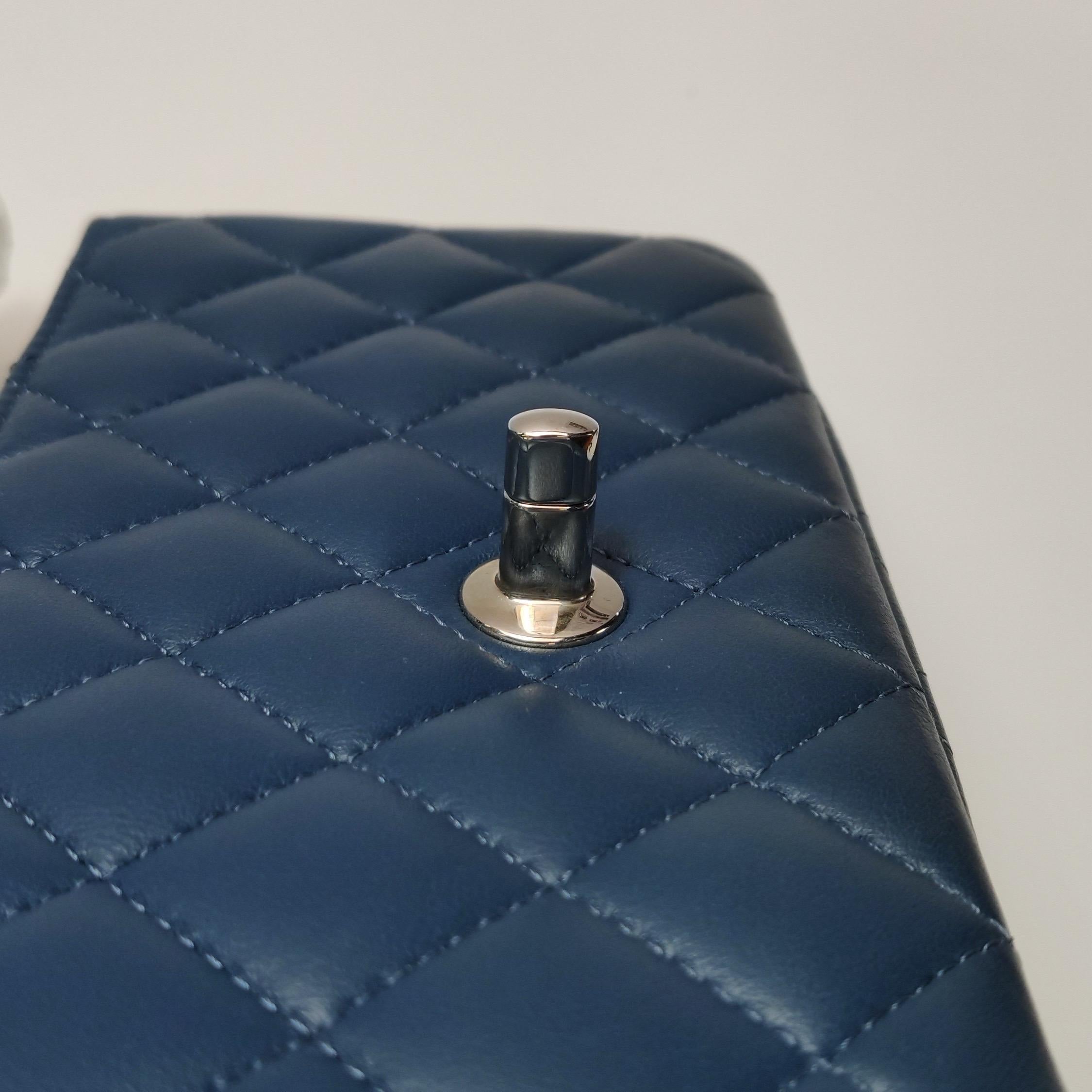 Chanel Classic Flap Rectangular Mini Navy Lambskin, 2019 en vente 8