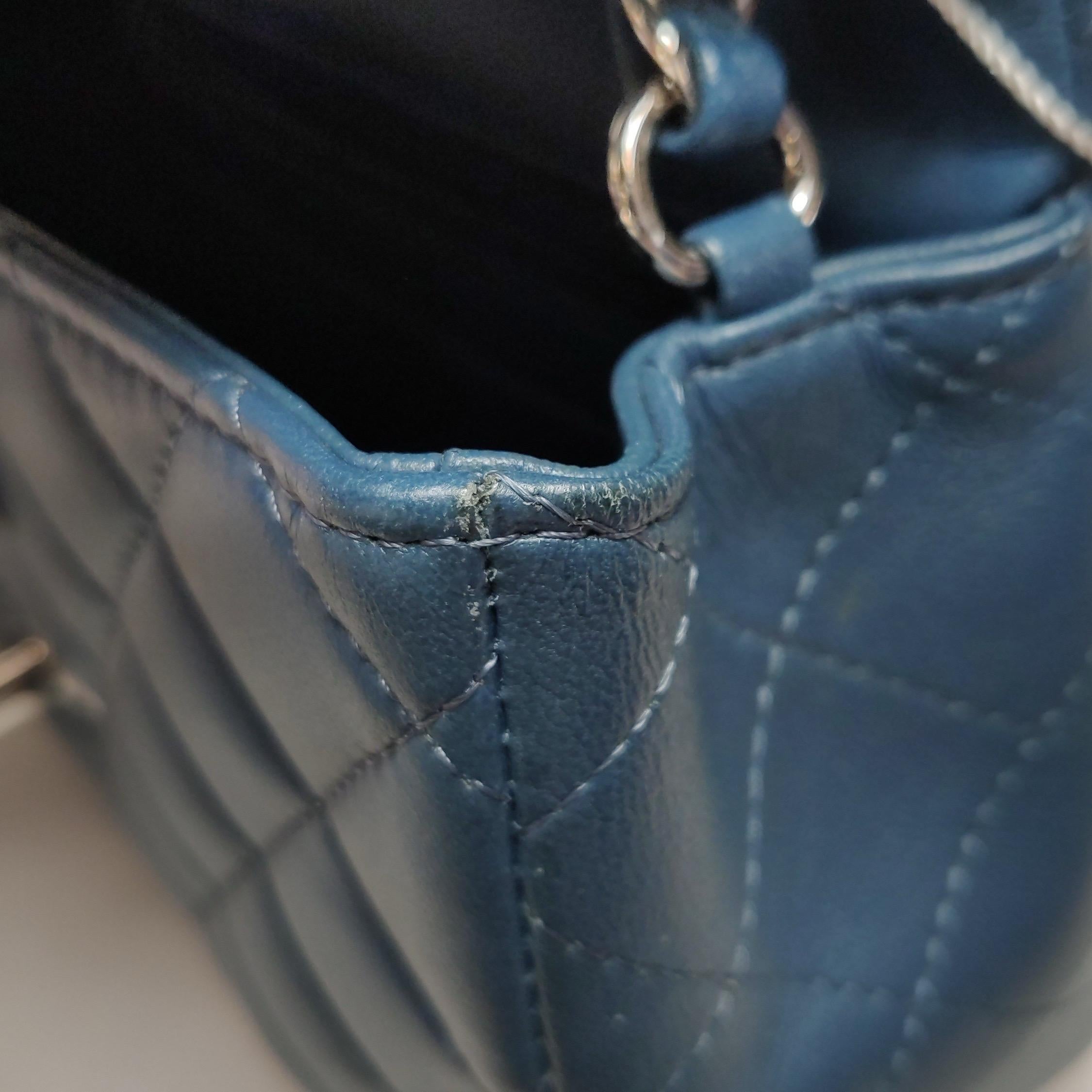 Chanel Classic Flap Rectangular Mini Navy Lambskin, 2019 en vente 9