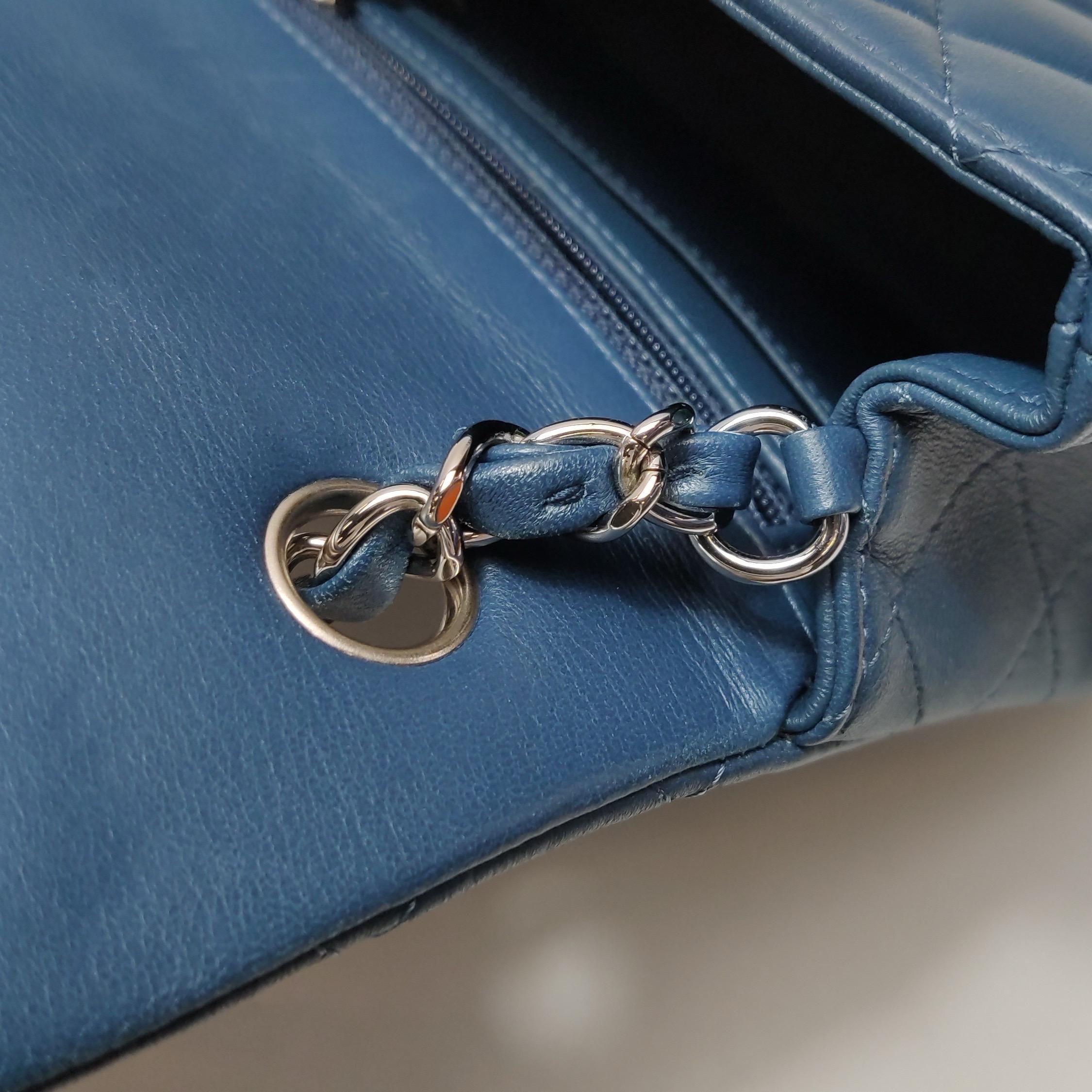 Chanel Classic Flap Rectangular Mini Navy Lambskin, 2019 en vente 10