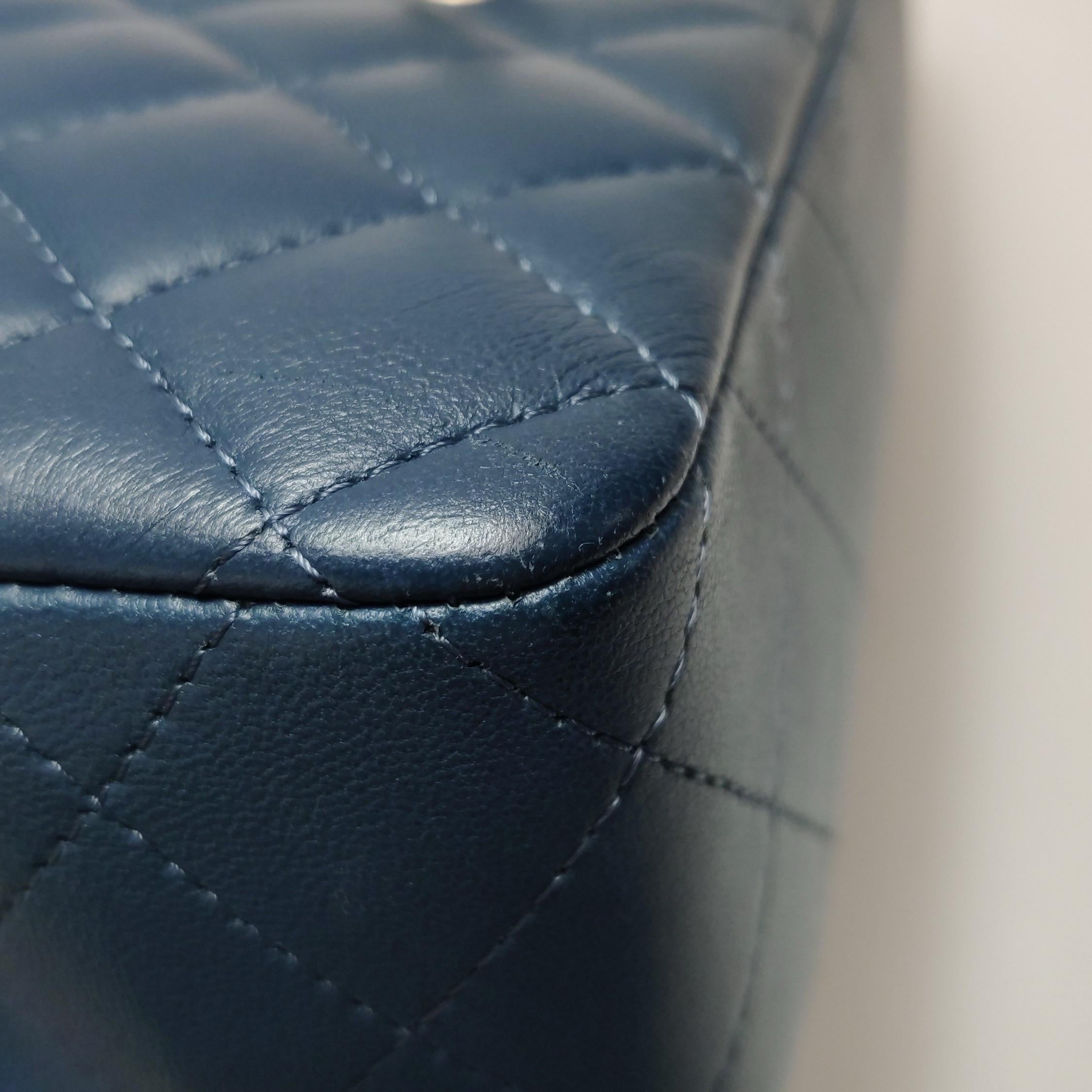 Chanel Classic Flap Rectangular Mini Navy Lambskin, 2019 en vente 11