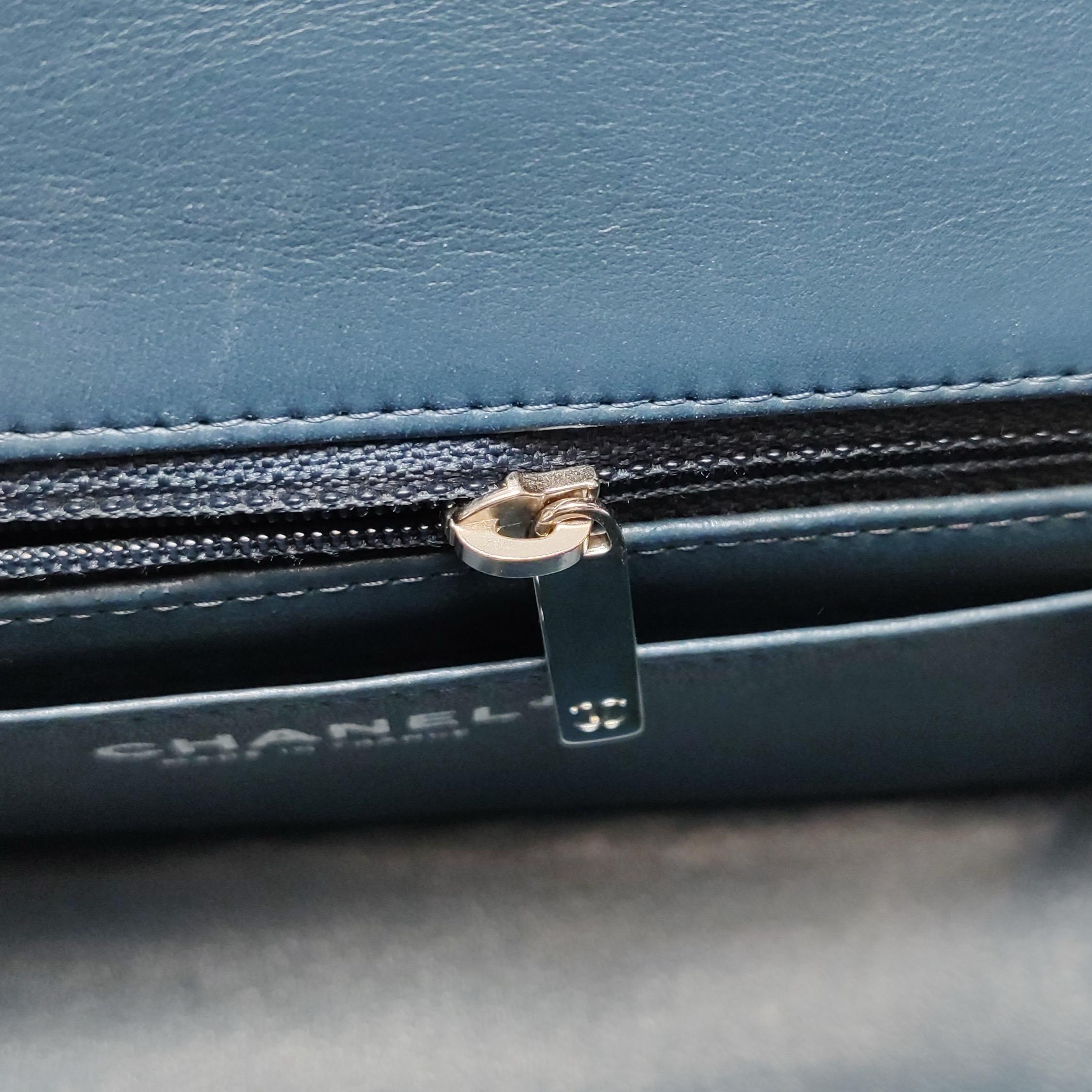 Chanel Classic Flap Rectangular Mini Navy Lambskin, 2019 en vente 12