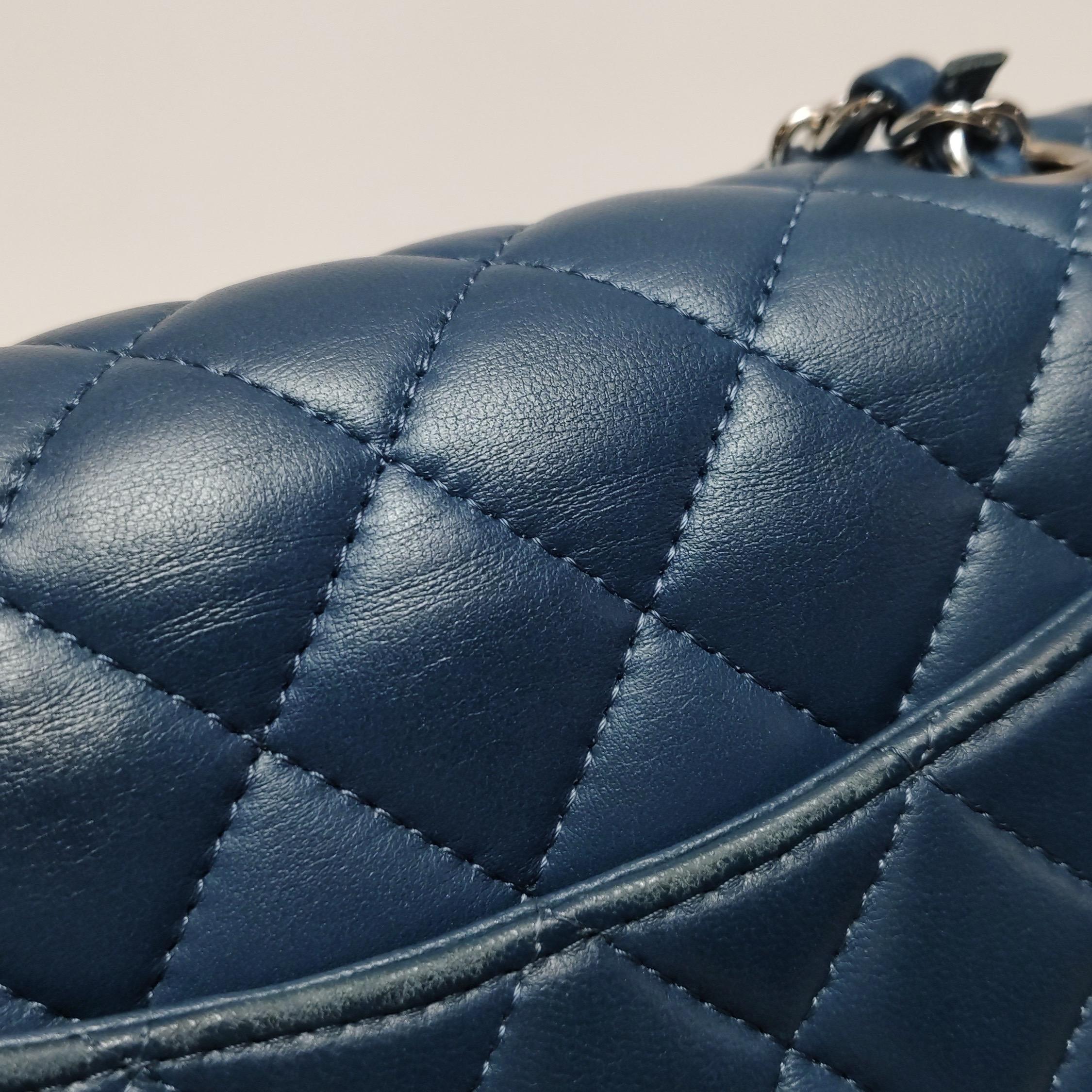 Chanel Classic Flap Rectangular Mini Navy Lambskin, 2019 en vente 13
