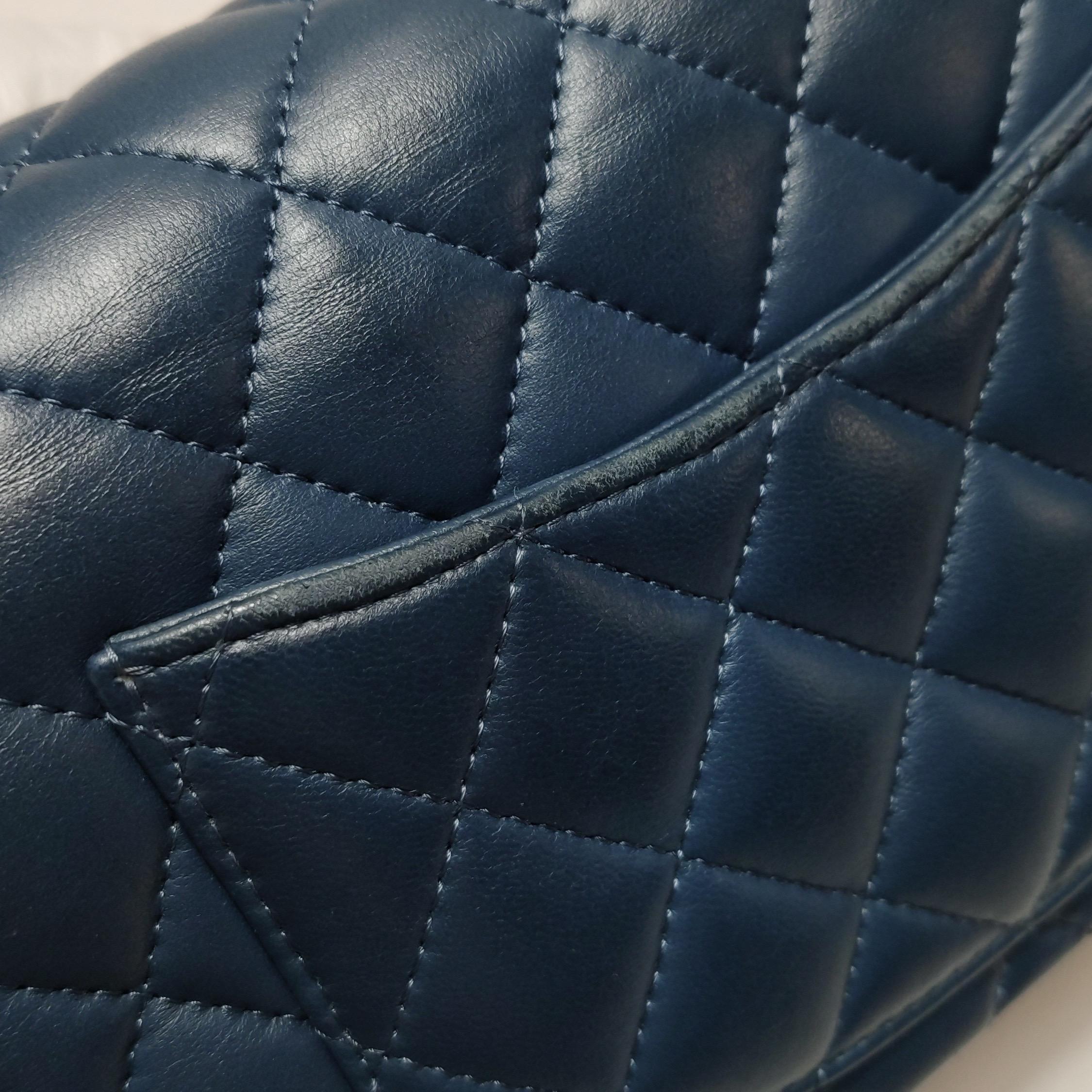 Chanel Classic Flap Rectangular Mini Navy Lambskin, 2019 en vente 14