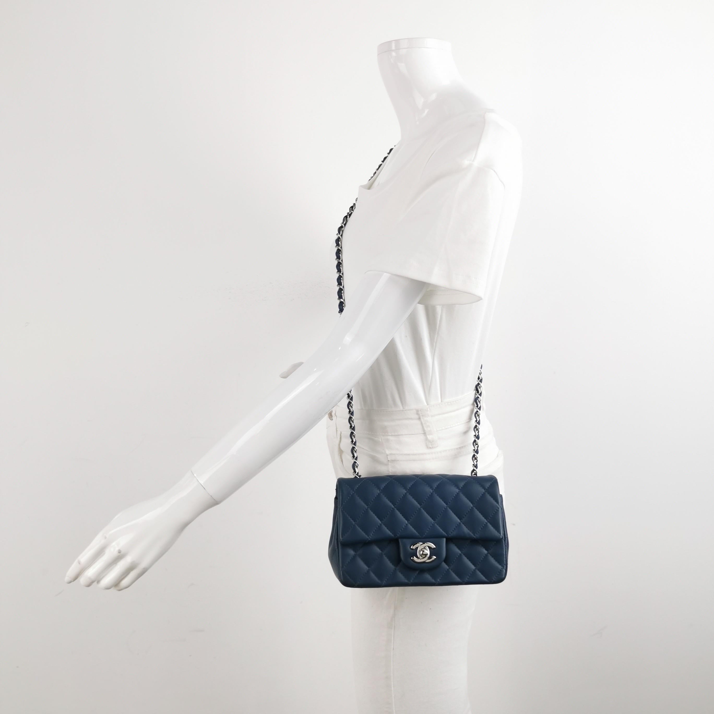 CONDITION: EXCELLENT

This previously owned and used item is in excellent original condition with light signs of use. Light creases on the back. 

DETAILS:

circa 2019
Series 28xxxxxx
Classic Flap
Lambskin leather 
Navy
Silver tone hardware
Size: