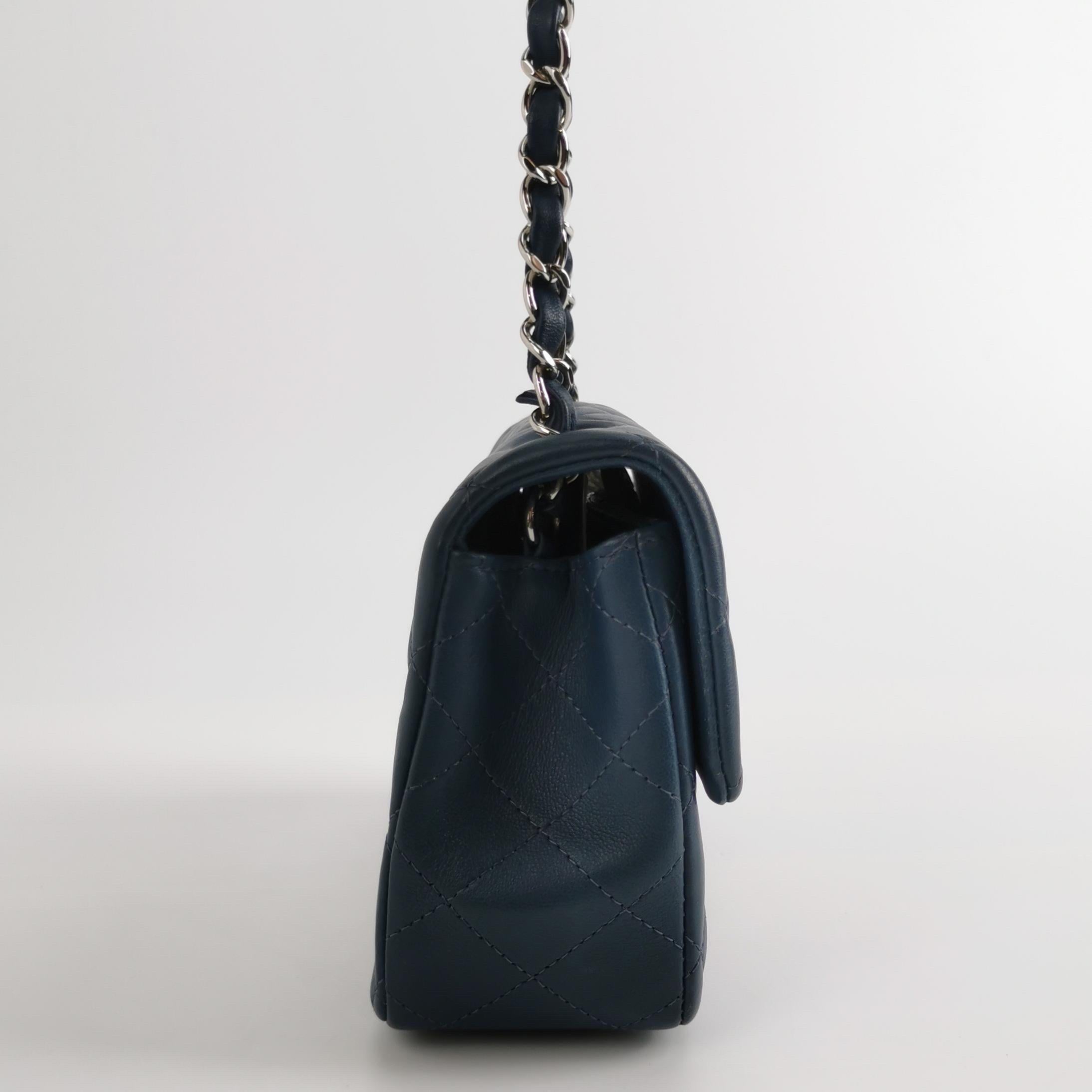 Noir Chanel Classic Flap Rectangular Mini Navy Lambskin, 2019 en vente