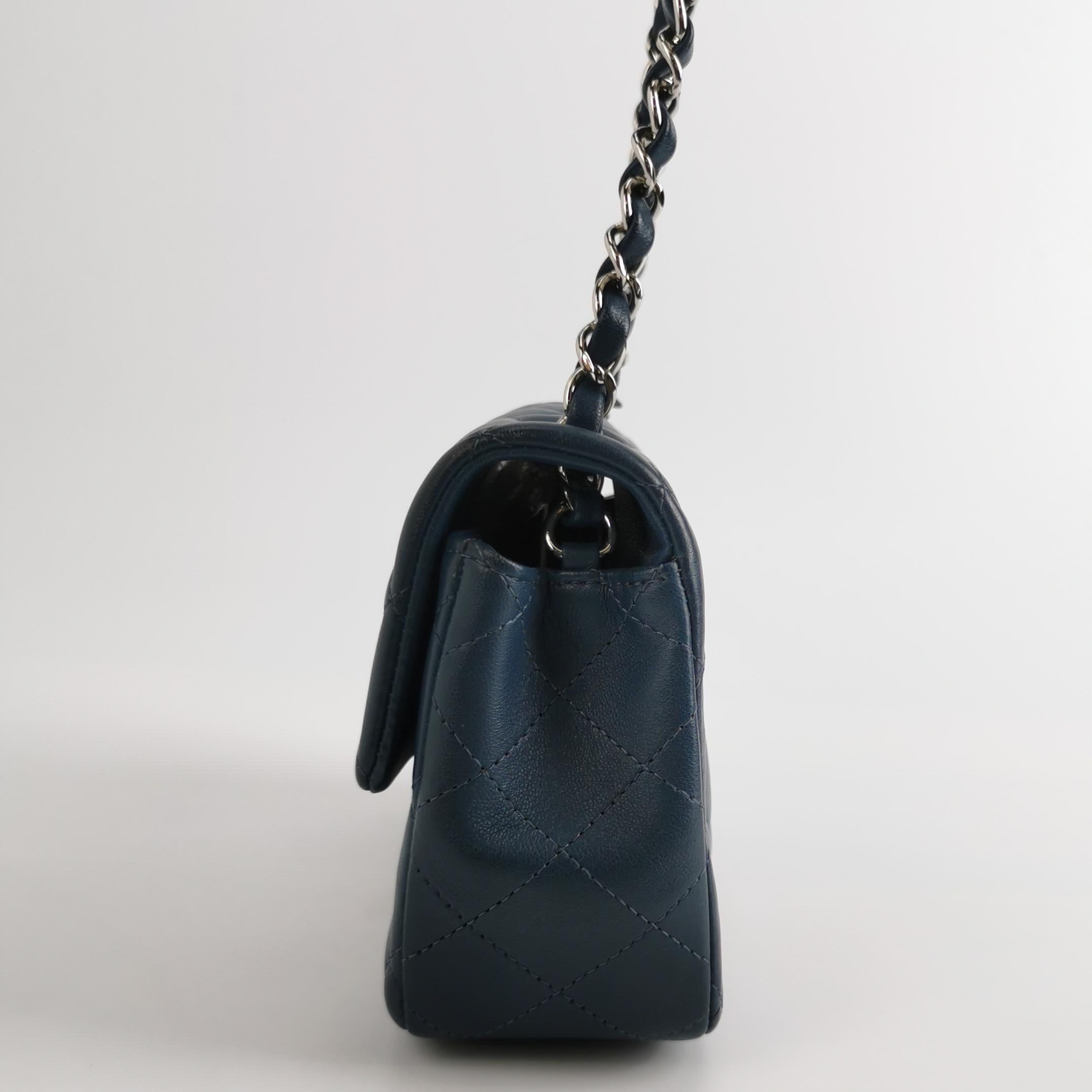 Chanel Classic Flap Rectangular Mini Navy Lambskin, 2019 Bon état - En vente à AUBERVILLIERS, FR