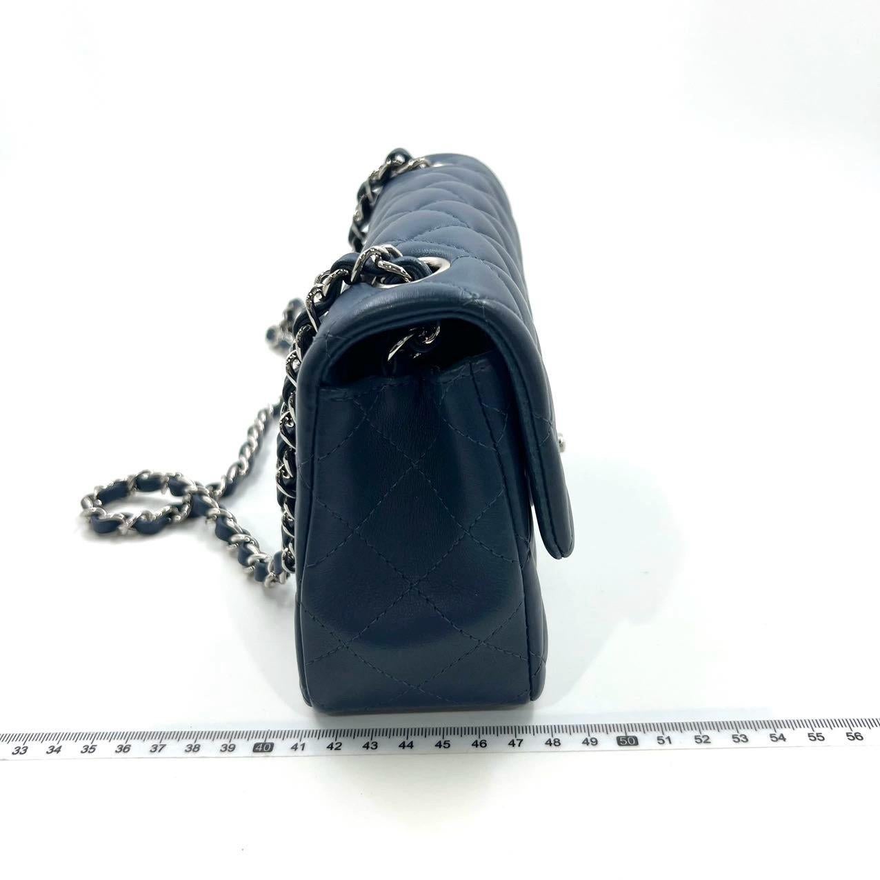 Chanel Classic Flap Rectangular Mini Navy Lambskin, 2019 In Excellent Condition For Sale In AUBERVILLIERS, FR