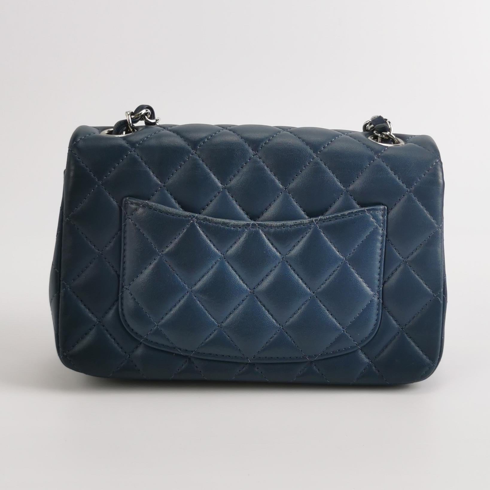 Chanel Classic Flap Rectangular Mini Navy Lambskin, 2019 en vente 1