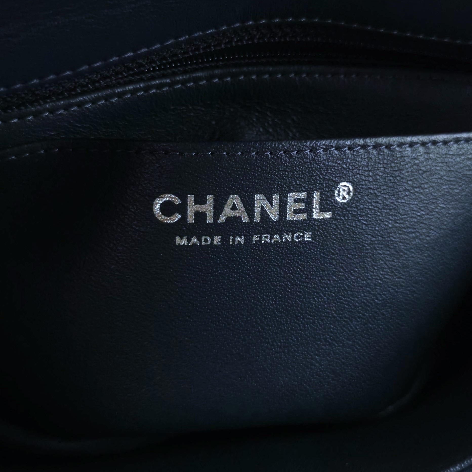 Chanel Classic Flap Rectangular Mini Navy Lambskin, 2019 en vente 2