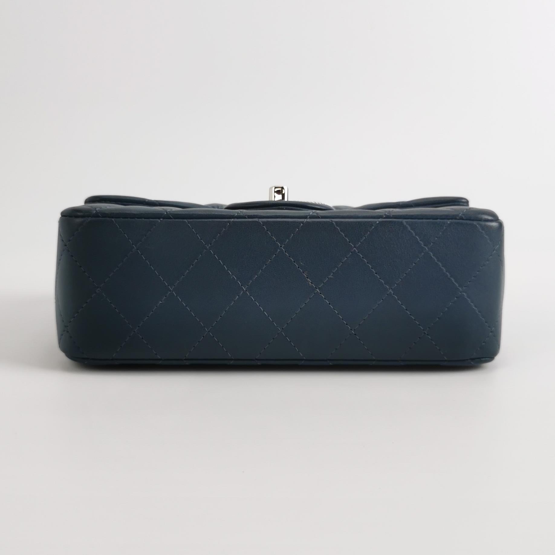 Chanel Classic Flap Rectangular Mini Navy Lambskin, 2019 en vente 3