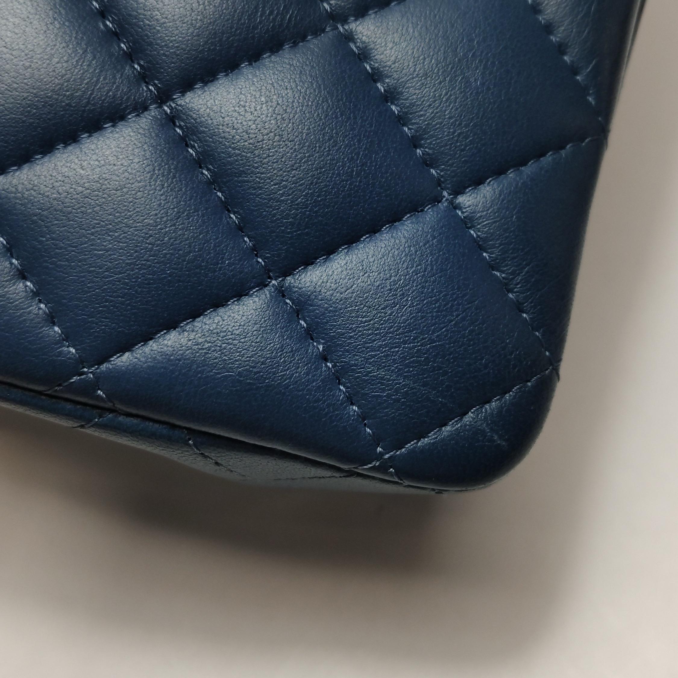 Chanel Classic Flap Rectangular Mini Navy Lambskin, 2019 en vente 4