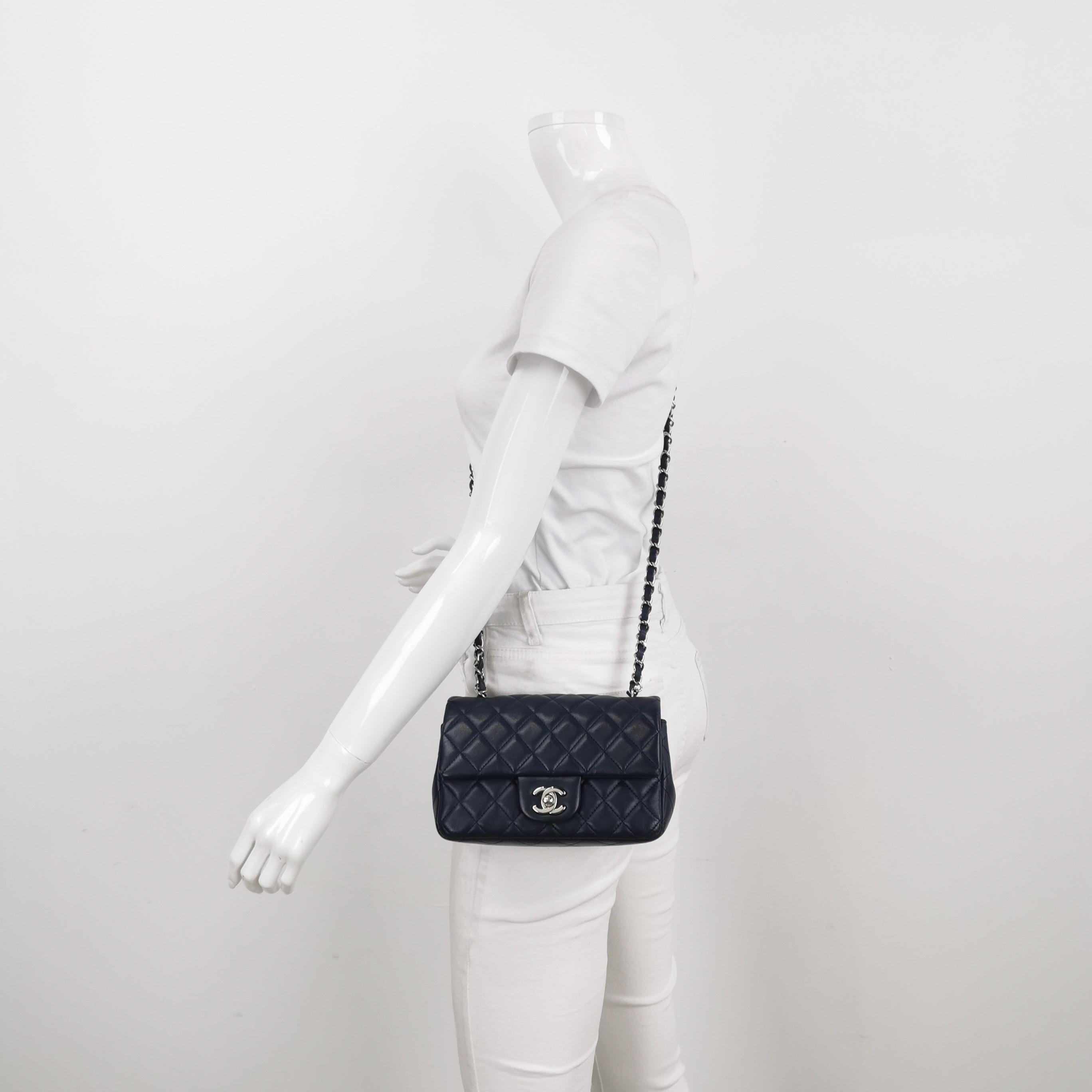 CONDITION: VERY GOOD 

This previously owned and used item is in very good condition with light to moderate signs of use. Light creases on the back. Rubbing around the corners. 

DETAILS:

Classic Flap
Lambskin leather 
Navy
Silver tone