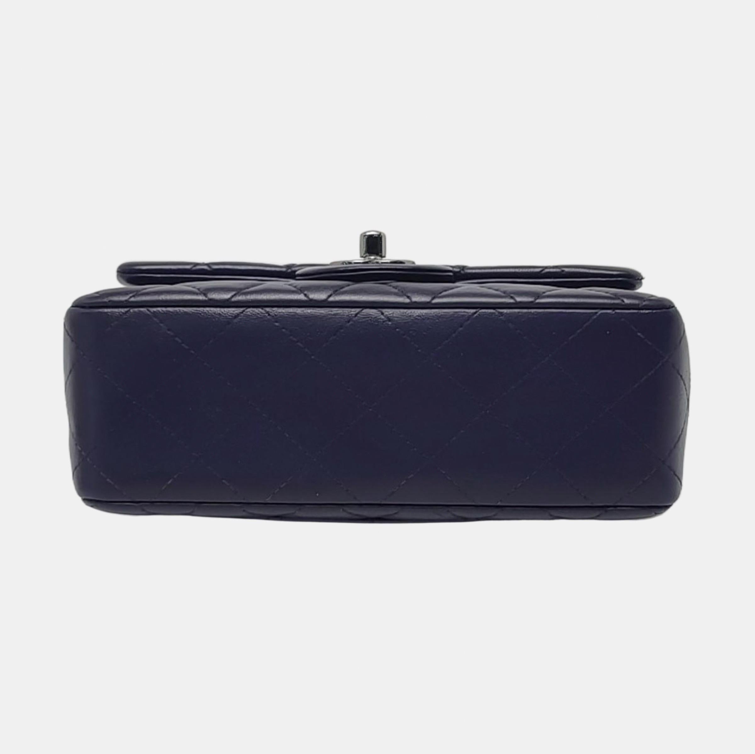 Chanel Classic Flap Rectangular Mini Lila Lammfell Silver Hardware im Zustand „Hervorragend“ im Angebot in AUBERVILLIERS, FR