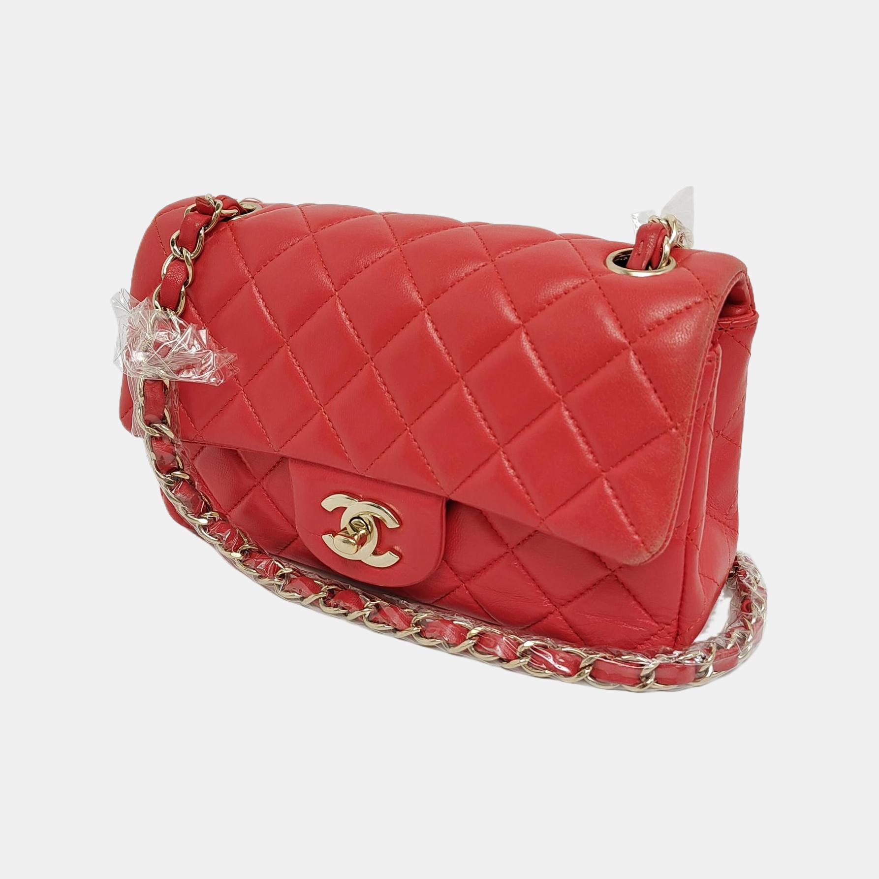 Chanel Classic Flap Rectangular Mini Red Lambskin Leather Gold-tone Hardware In Good Condition For Sale In AUBERVILLIERS, FR