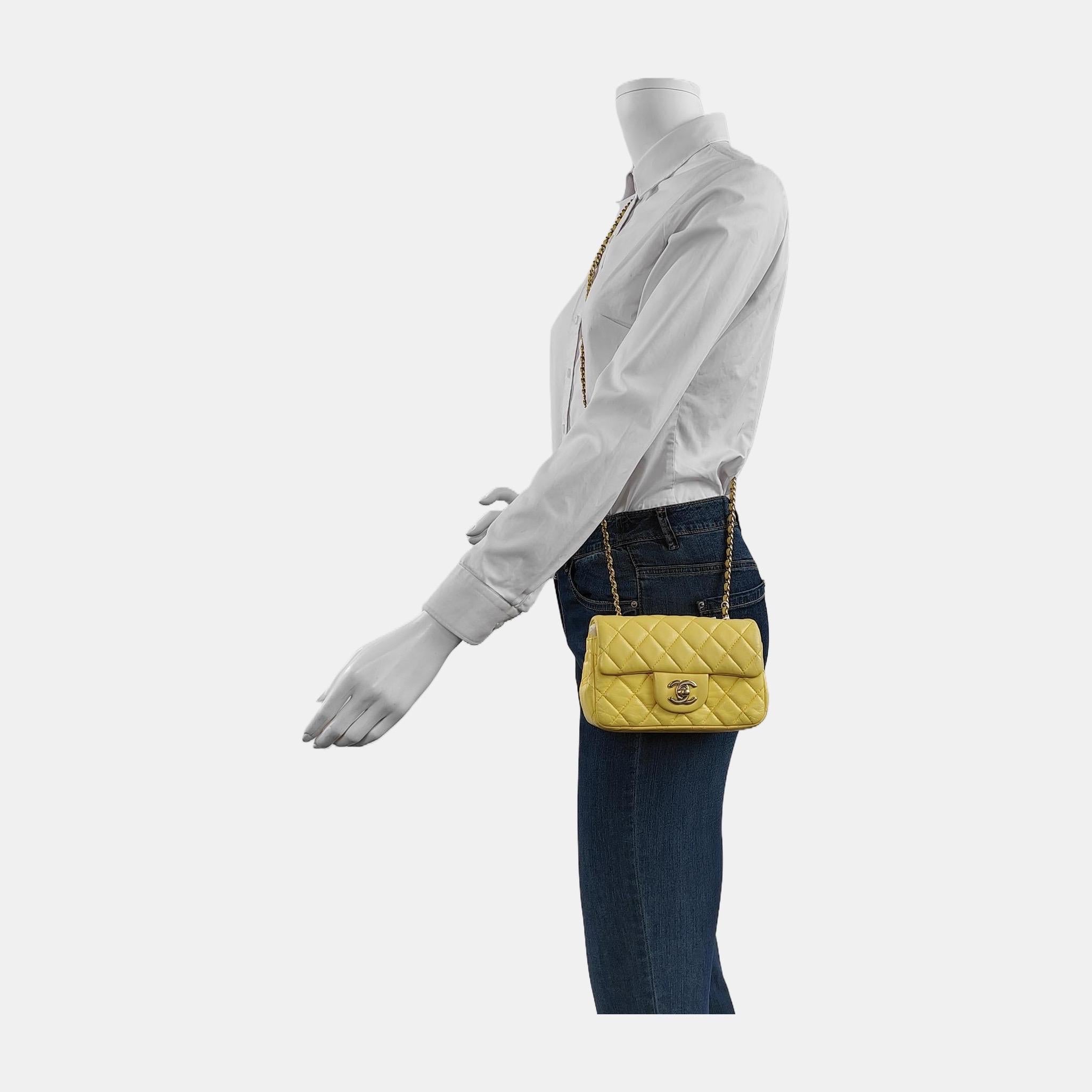 CONDITION: GOOD

This previously owned and used item is in good condition with moderate signs of use. Creases on the leather. Scuffs around the corners, edges of the flap. Scratches to the hardware. The color of the handbag has been professionally