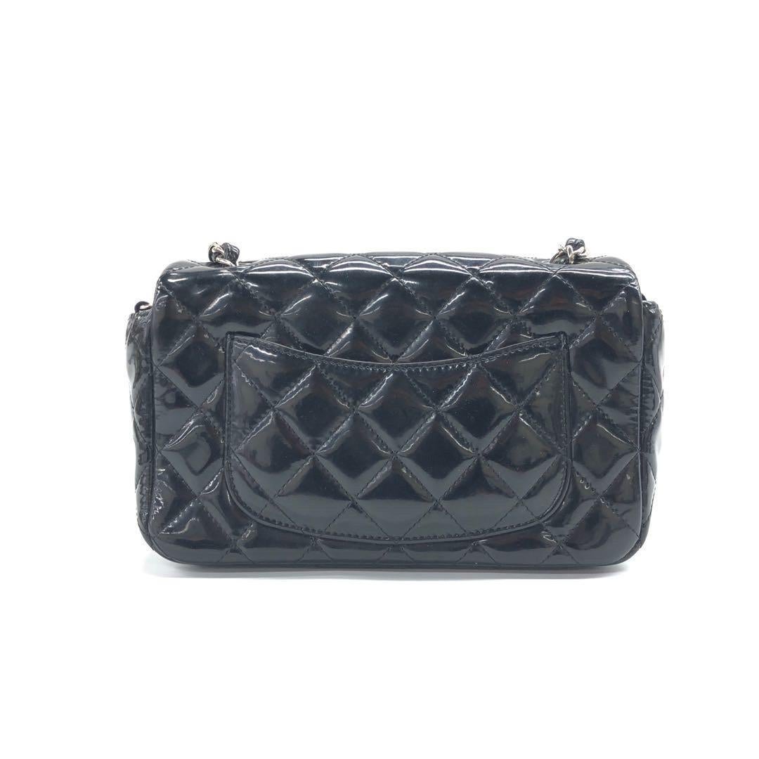 CONDITION: GOOD

This previously owned and used item is in good condition with some signs of use. The patent leather feels slightly sticky. Scratches on the leather inside and hardware. 

DETAILS:

circa 2014-2015
Series 20
Classic Flap
Patent