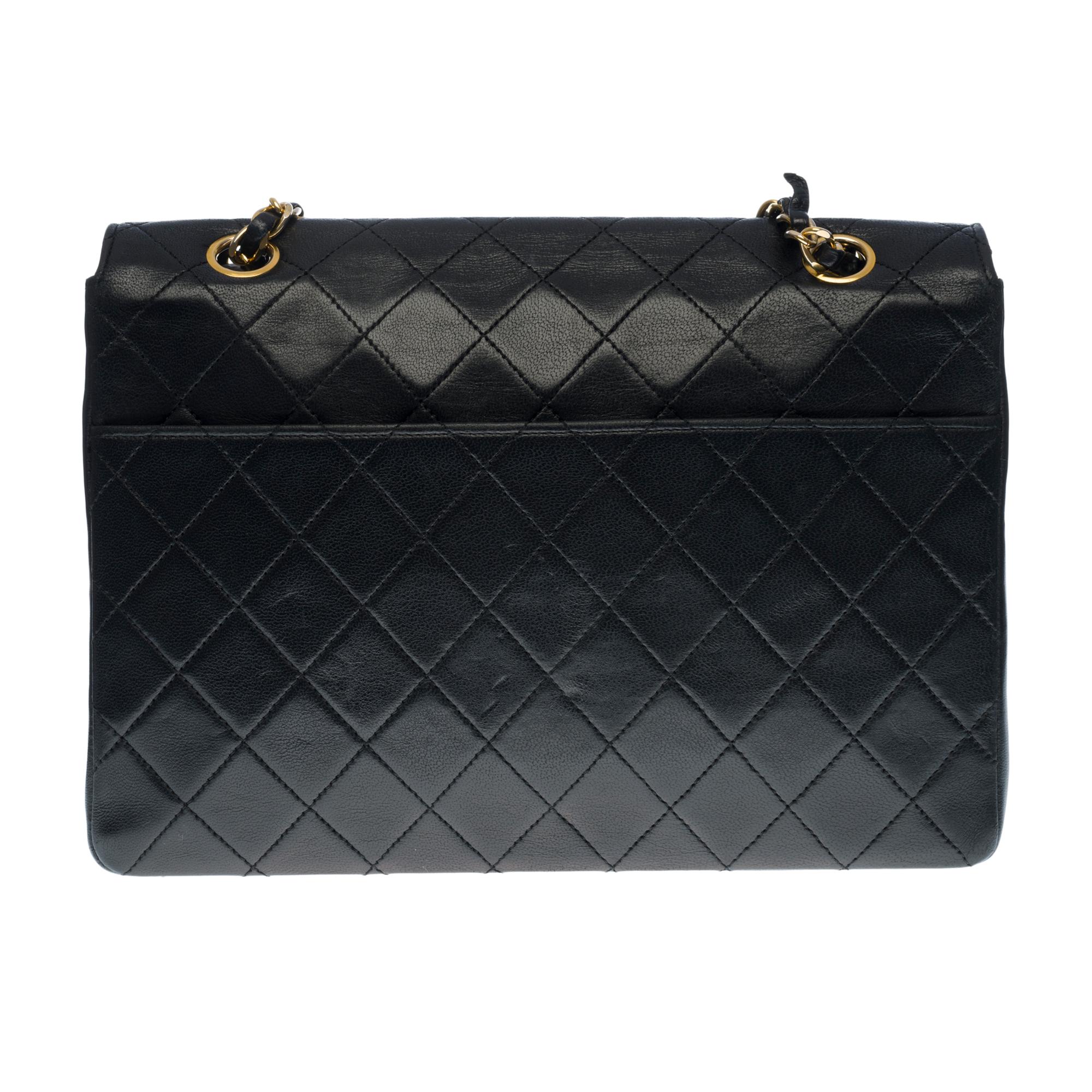 Stunning Chanel Classique Flap bag in black quilted leather, gold-tone metal hardware, a gold-tone metal chain handle intertwined with black leather allowing a shoulder support
Gilded metal logo closure on flap
Lining in burgundy leather, one zipped