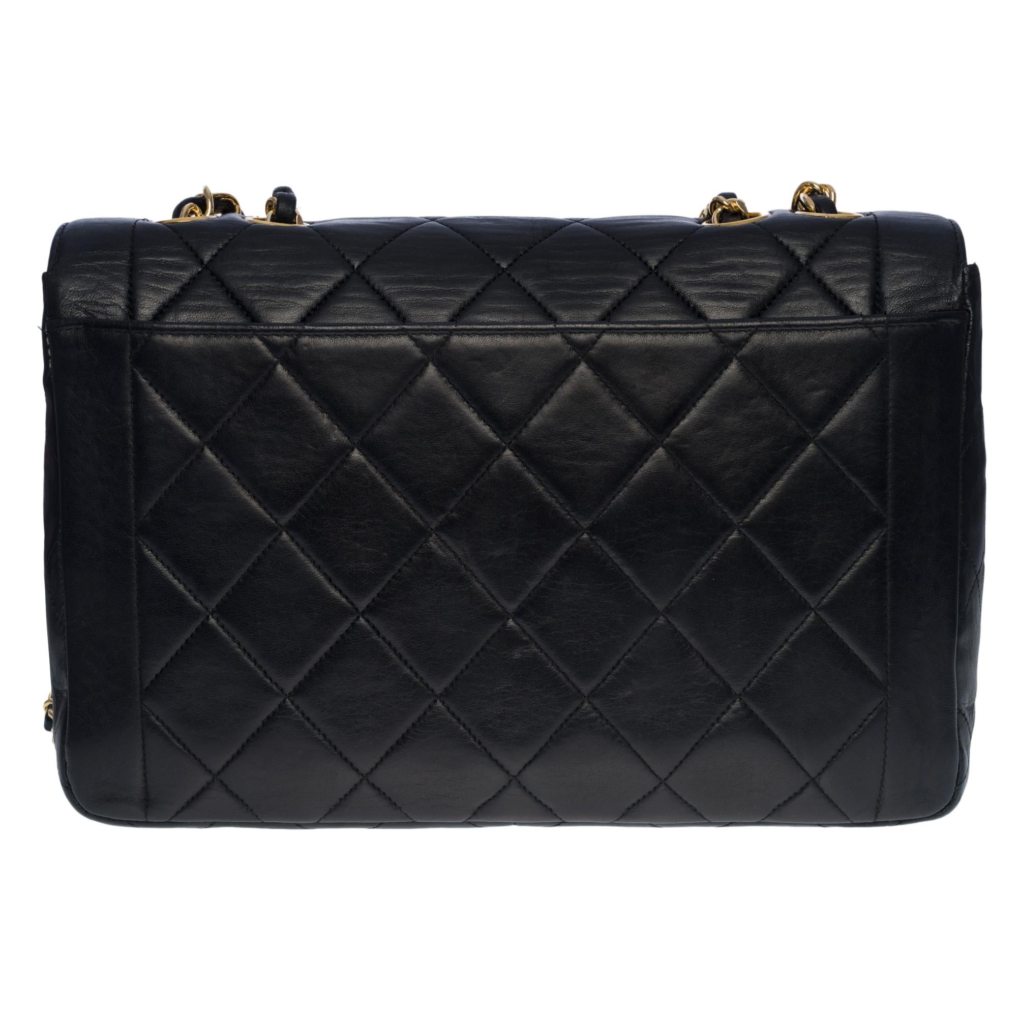 Superb Chanel Classic Flap Bag Medium in black quilted lambskin leather, gold-plated hardware, a gold-plated chain handle interwoven with black leather allowing for a shoulder and shoulder strap

Backpack pocket
Flap closure, gold CC logo