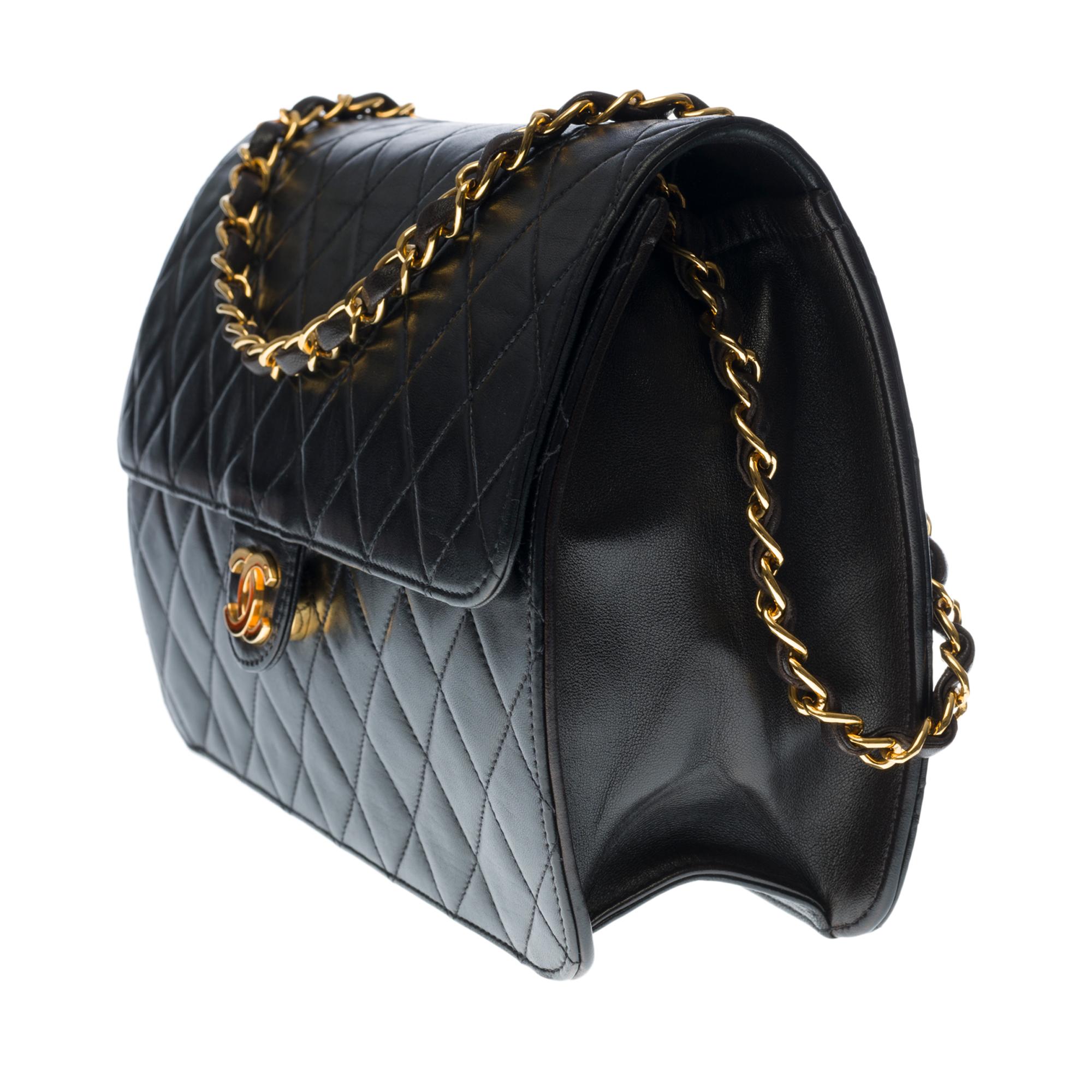 Chanel Classic shoulder Flap bag in black quilted lambskin and gold hardware In Good Condition In Paris, IDF