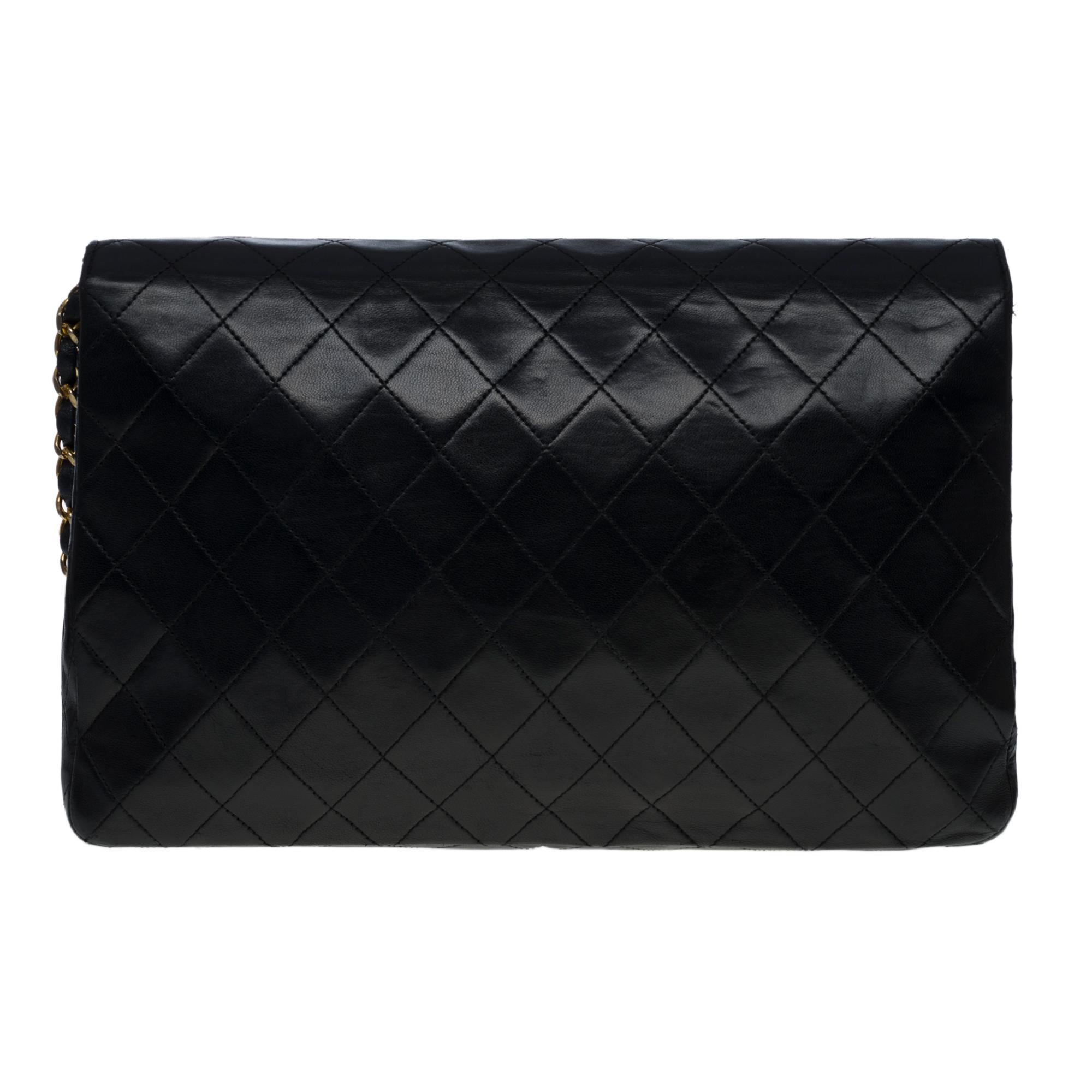 Beautiful Chanel Classic Flap bag in black quilted lambskin leather, gold-plated metal hardware, a gold-plated metal chain handle interlaced with black leather for shoulder and shoulder strap
Half-moon flap closure, gold-plated CC clasp
Single