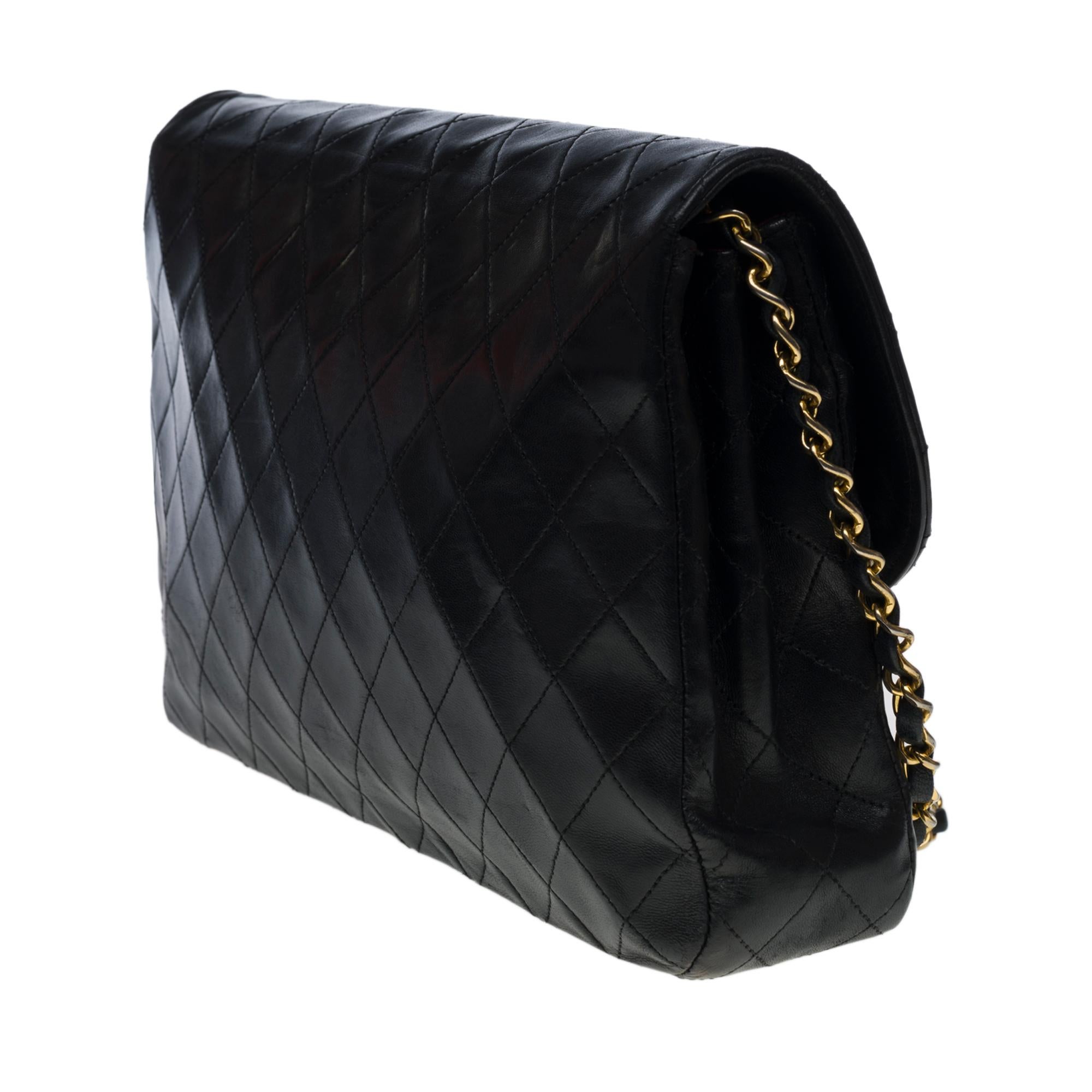 Chanel Classic Flap shoulder bag in black quilted lambskin, GHW In Good Condition In Paris, IDF