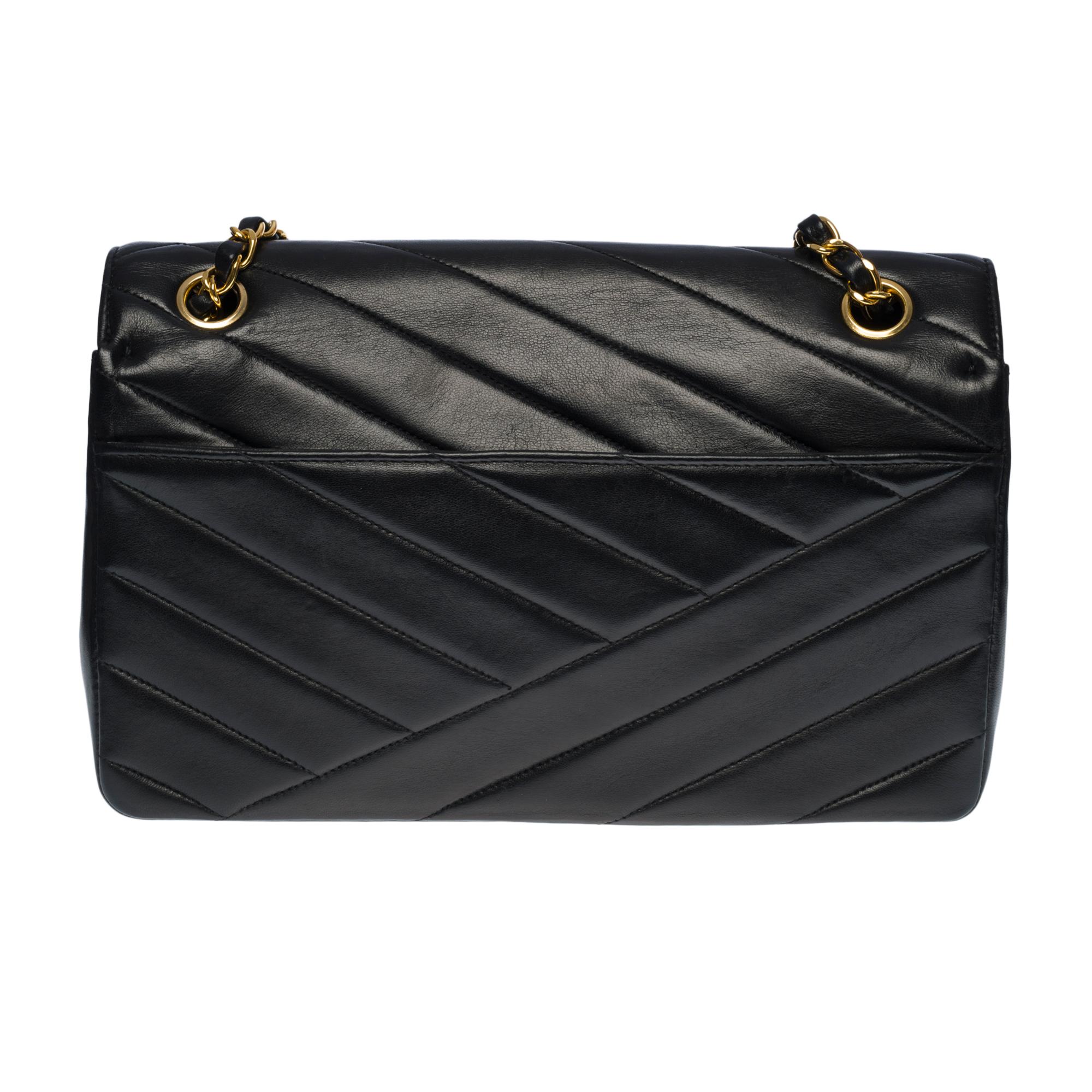 Beautiful Chanel Classic Flap shoulder bag in black quilted lambskin leather with herringbone pattern, gold-tone metal hardware, a gold-tone metal chain handle interlaced with black leather for hand and shoulder support
 
Flap closure, gold-tone CC