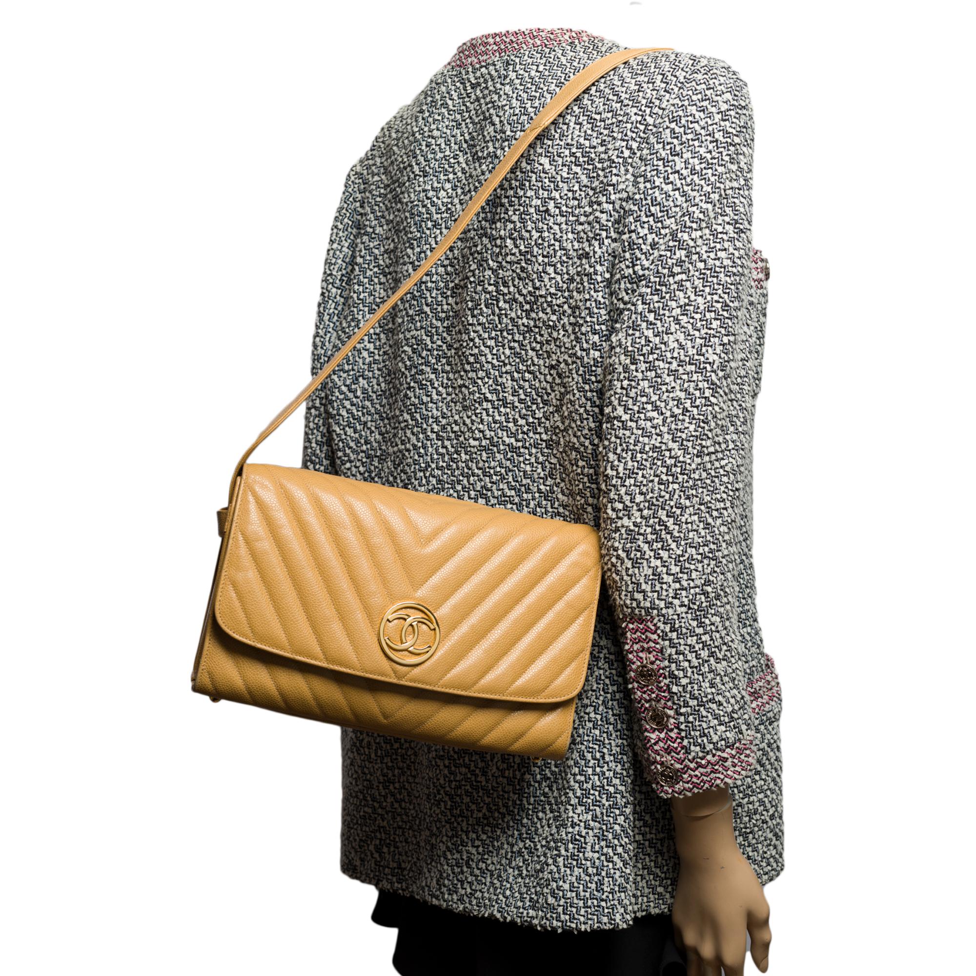 Chanel Classic Flap shoulder bag in gold herringbone caviar leather, GHW For Sale 7
