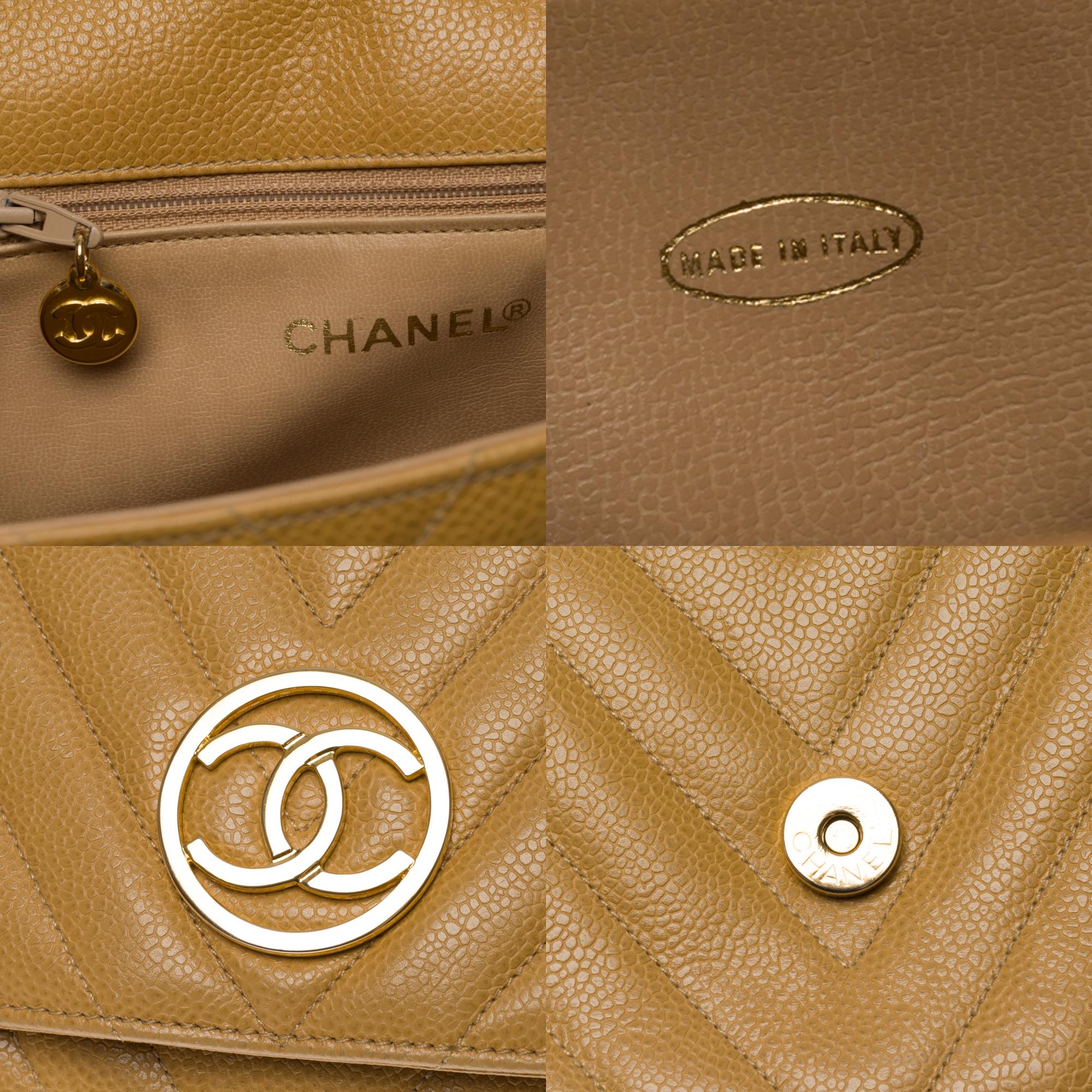 Chanel Classic Flap Umhängetasche aus goldfarbenem Fischgrätenschwanzleder, GHW Damen im Angebot
