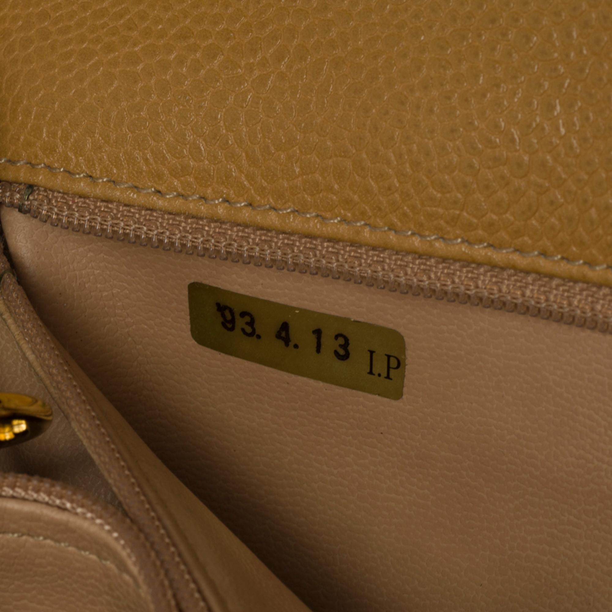 Chanel Classic Flap Umhängetasche aus goldfarbenem Fischgrätenschwanzleder, GHW im Angebot 1